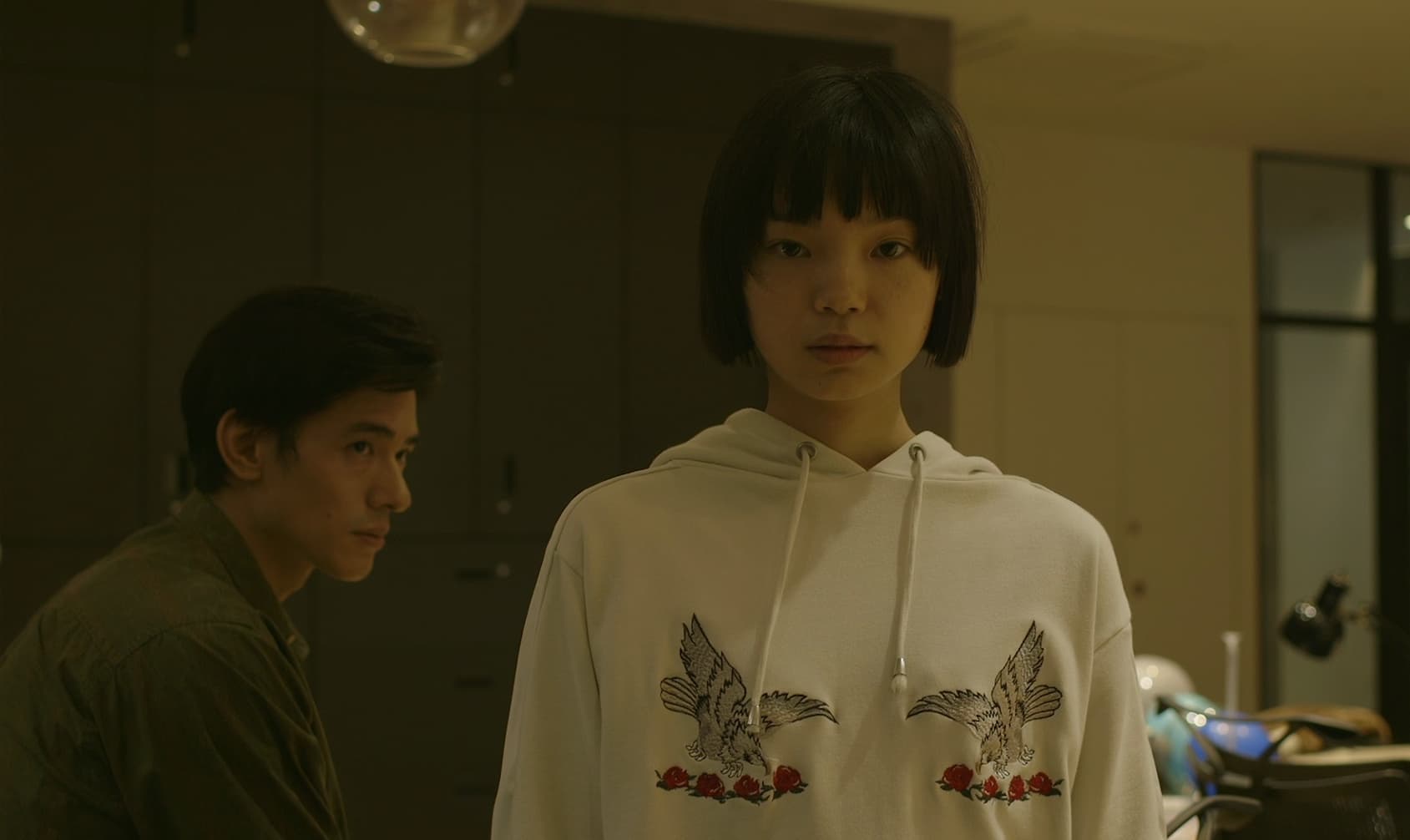 古川琴音(右)今年多部作品的演出都十分亮眼,片中她與中島步上演一場機智談判,(東昊影業提供)