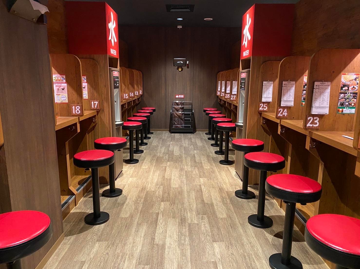 李來希批評一蘭拉麵「這麼沒有品味的用餐環境,需要搶著排隊嗎?」(翻攝自一蘭拉麵官網)