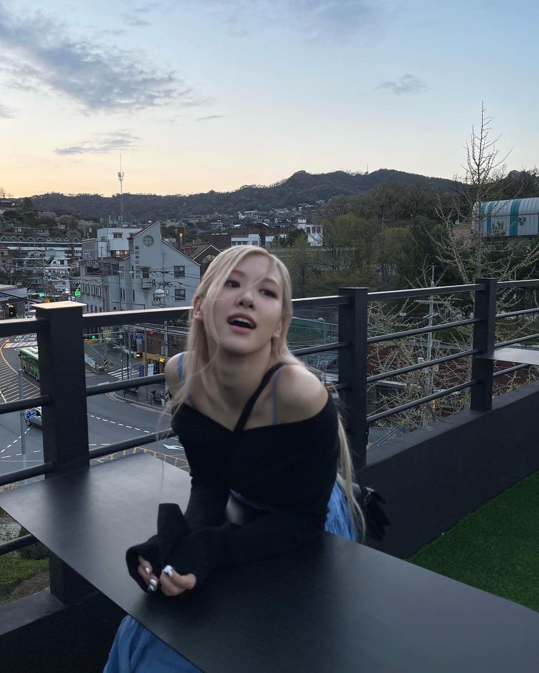 Rosé臨時取消活動行程才爆出LISA確診消息。(翻攝Rosé IG)