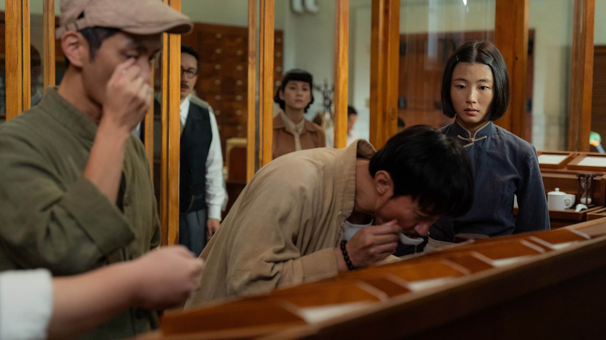 連俞涵(中後)對手工做茶感興趣,曾想爭取許安植(右)演出的「羅山妹」角色。(公視提供)