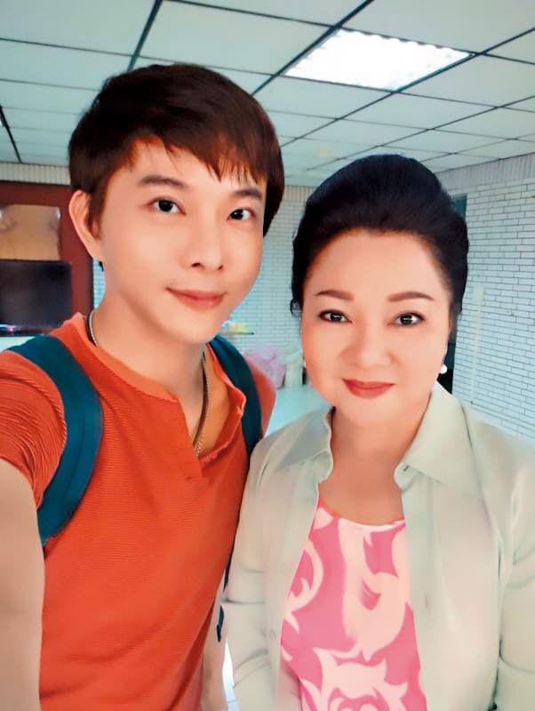 藝人白冰冰(右)的經紀人陳孝志(左)也遭朱長生等人詐騙,損失數十萬元。(翻攝陳孝志臉書)