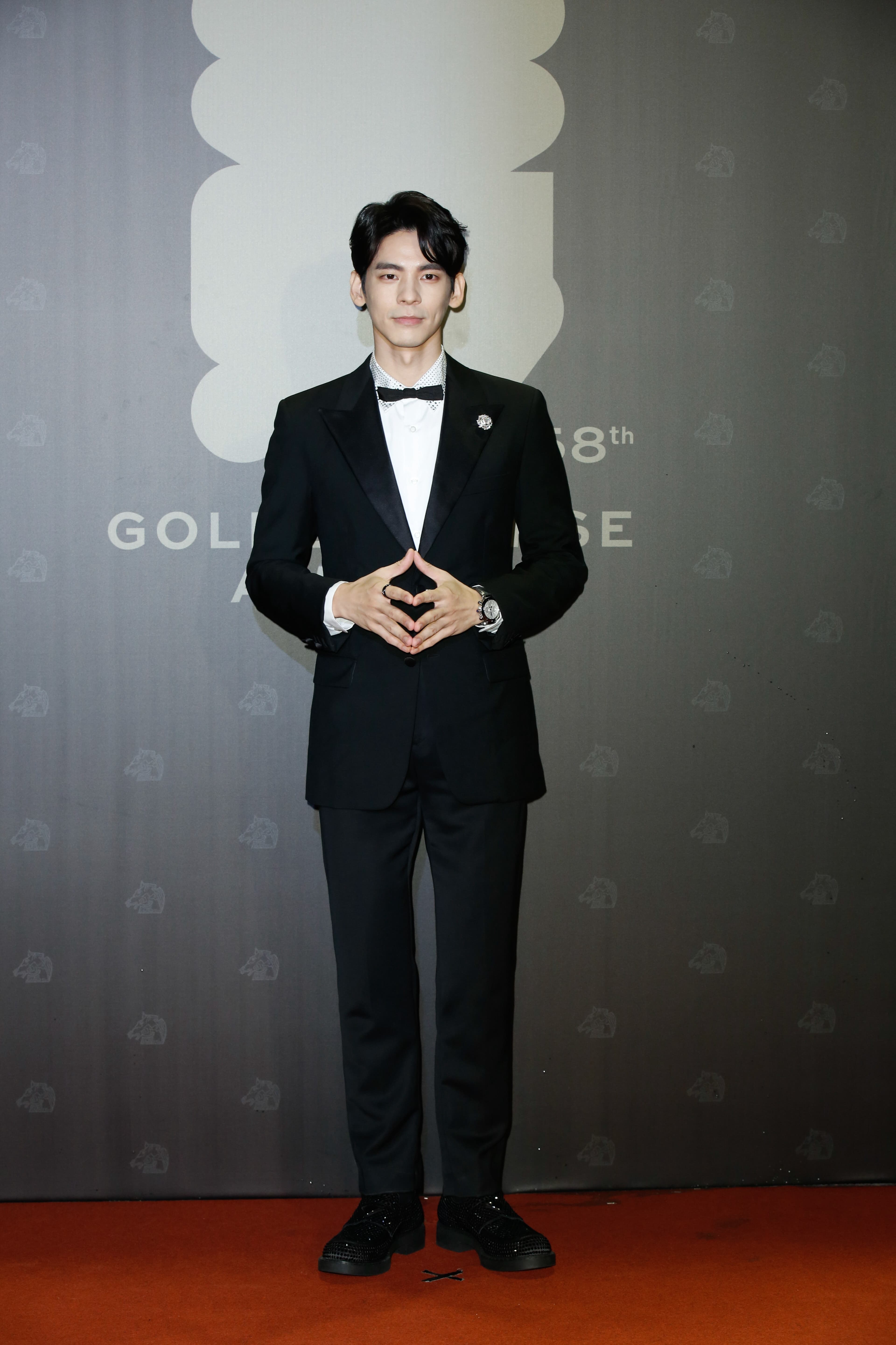 典禮主持人林柏宏穿著全套Prada:劍領晚宴西裝(NT$12,5000)、密釘鑲水晶飾領襯衫(NT$5,2000元)、水晶綴飾樂福鞋(NT$60,000)、絲綢領結(NT$8,200),搭配Cartier頂級珠寶系列Dahlia鑽石胸針(NT$1,660,000)。