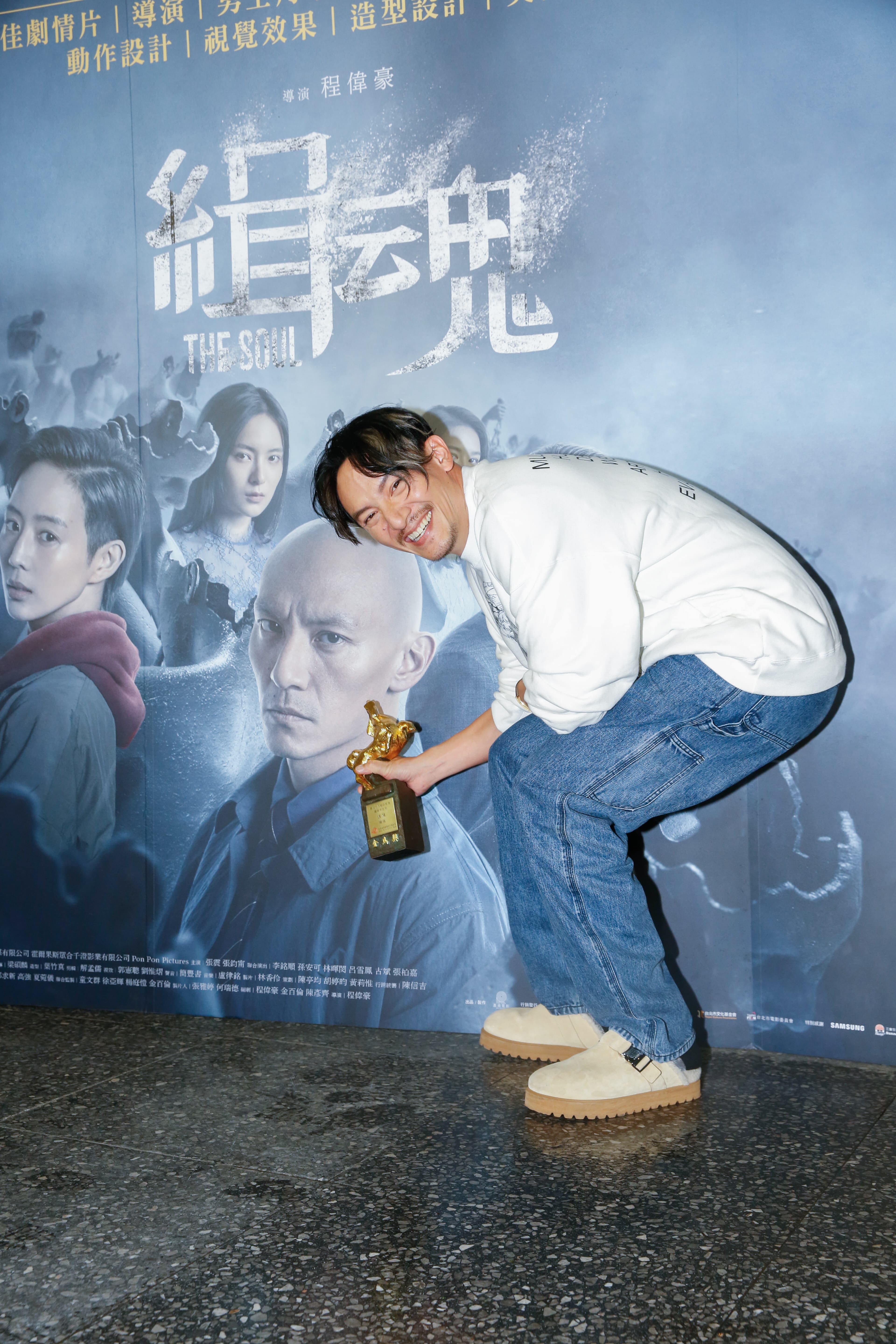 張震跟《緝魂》海報上,瘦了12公斤的自己合照。