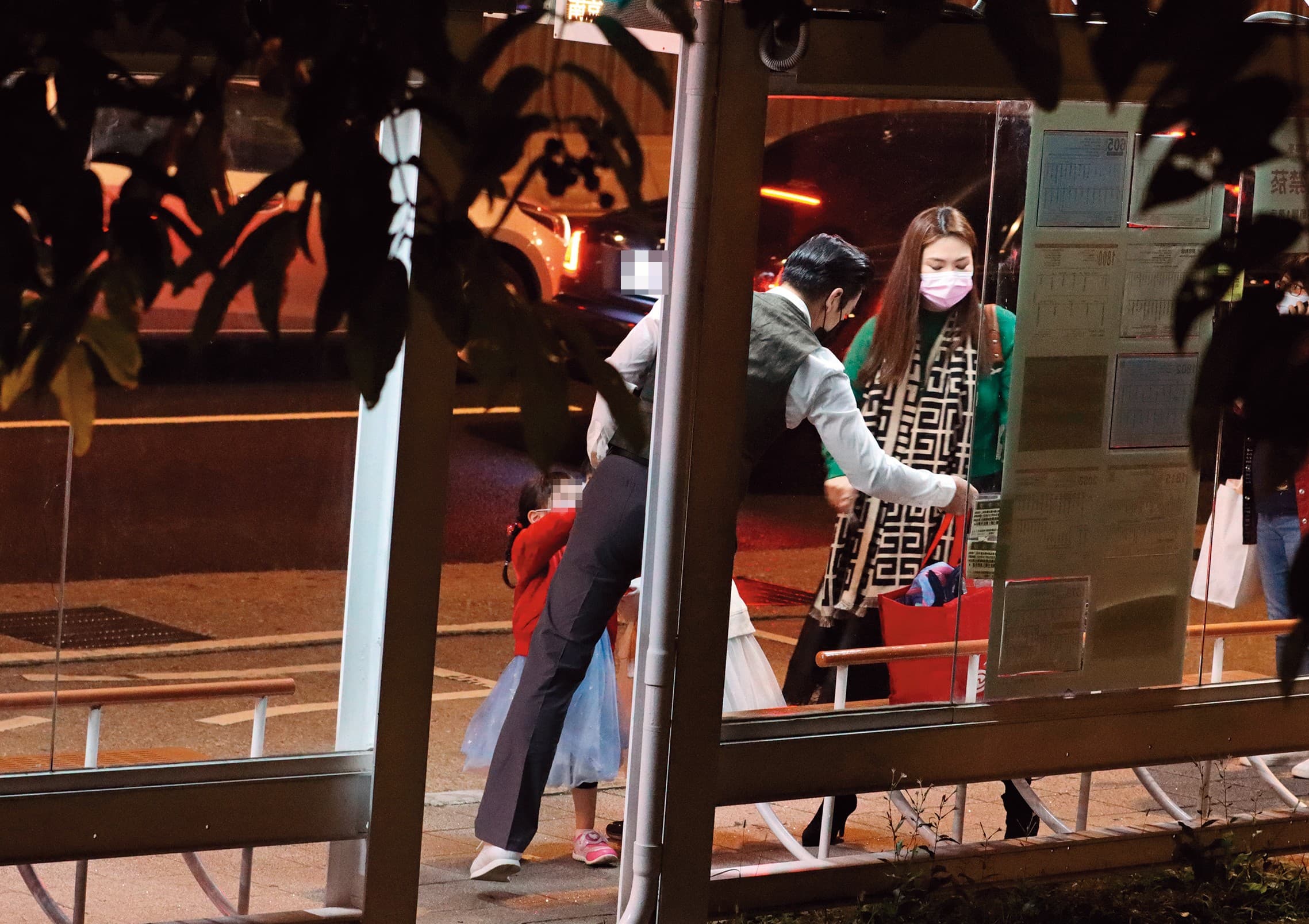 11/11 17：48  伊正（左）和老婆、女兒現身北市南京東路上的公車站。