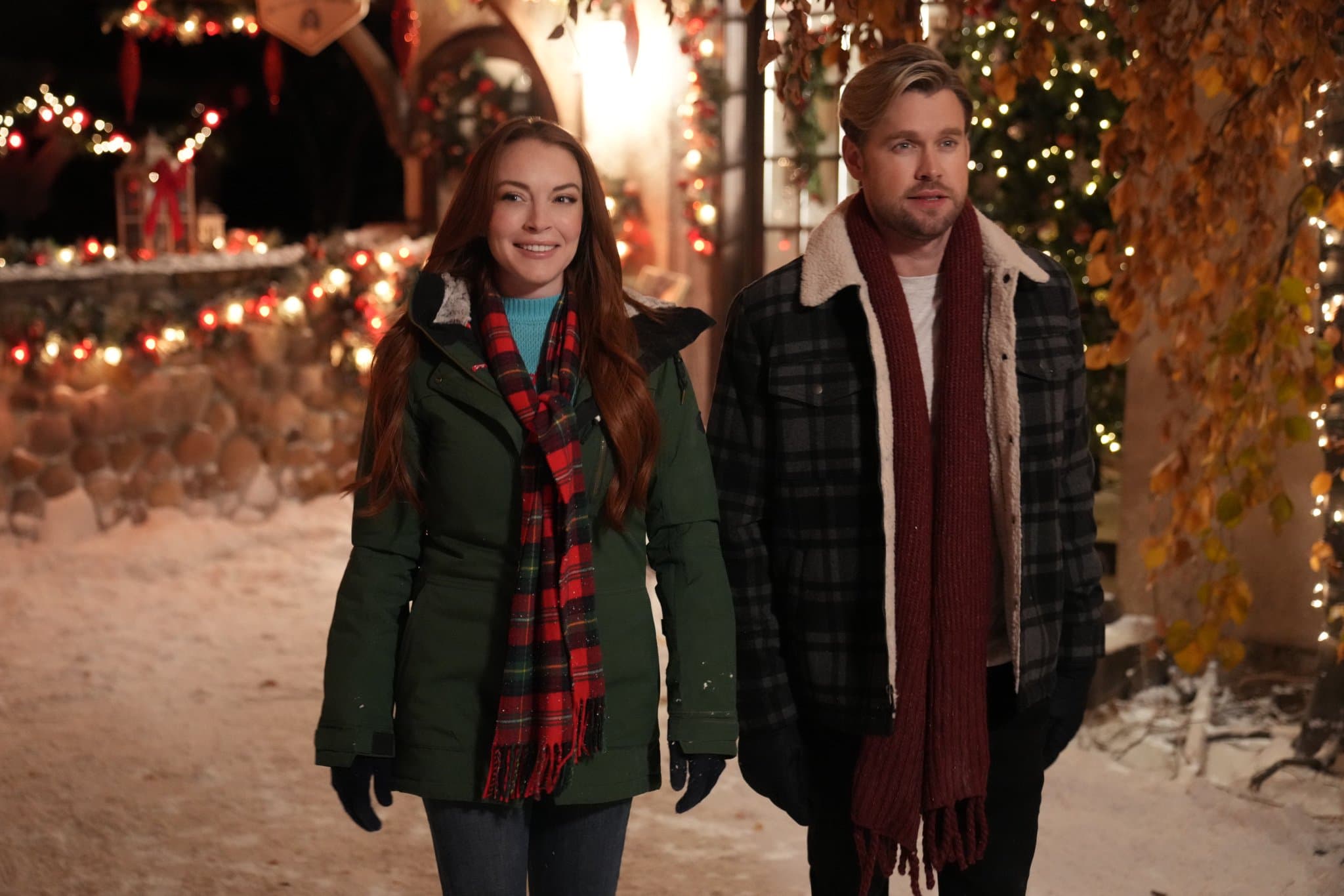 琳賽羅涵(左)拍攝Netflix明年的耶誕電影《Christmas in Wonderland》,終結3年來無戲可演的窘境。(翻攝自Netflix官方推特)