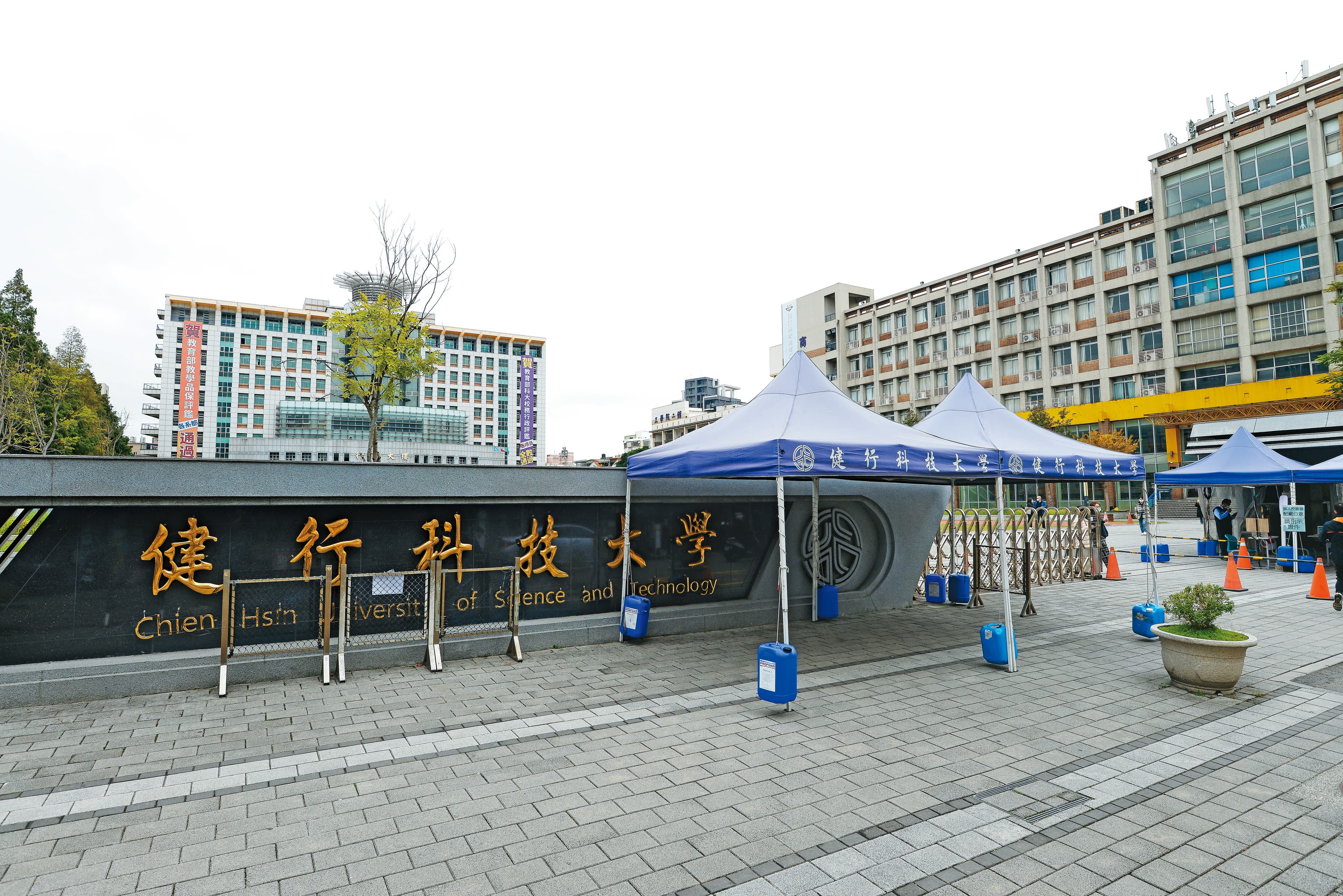健行科大董事會風波不斷,董事長家族也曾遭投訴帶頭承攬校內工程,但校方否認。