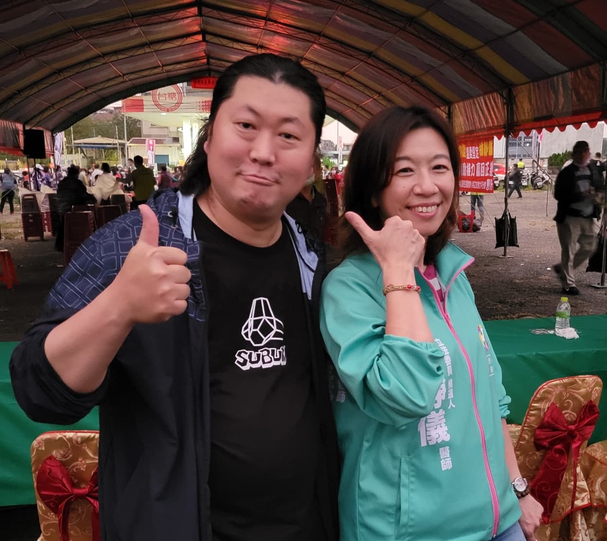 「音地大帝」（左）和民進黨候選人林靜儀合照。（翻攝音地大帝臉書）