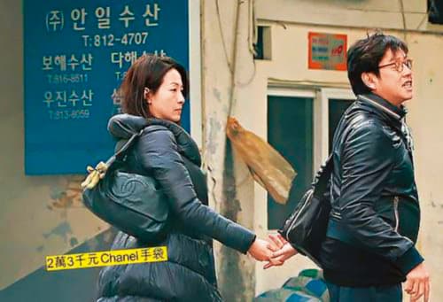 2012年譚詠麟與二房朱穎婷去韓國旅行,兩人牽手被拍到。(翻攝自新浪娛樂)