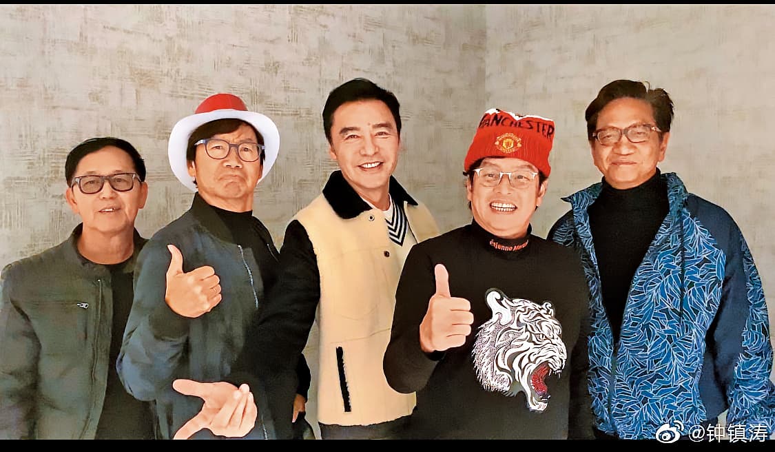 譚詠麟(右二)以溫拿樂團出道,跟團員葉智強(左起)、彭健新、鍾鎮濤及陳友雖沒再合作,但多年來感情依舊,不時聚會見面。(翻攝自鍾鎮濤微博)