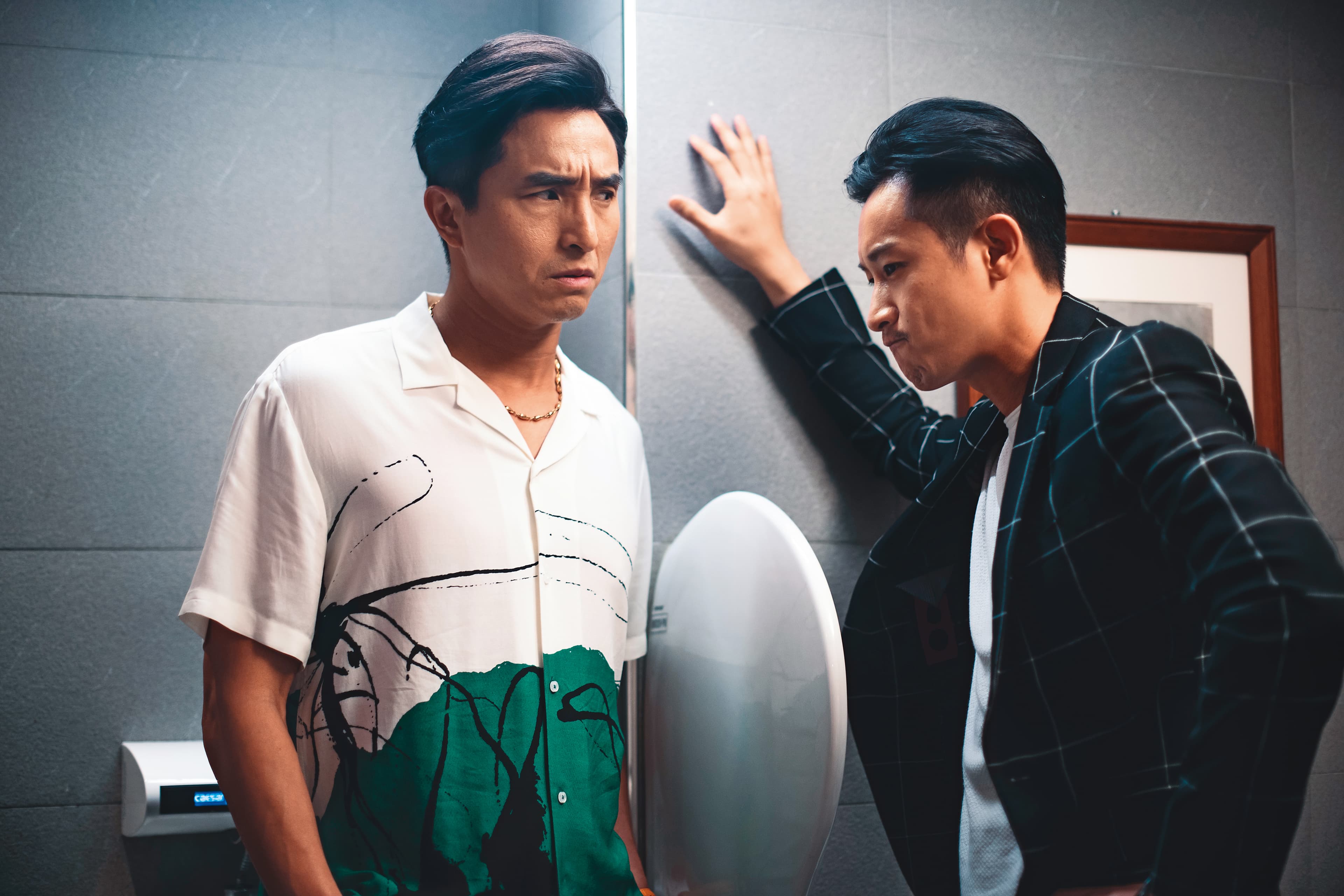 王少偉(左)在夯劇《我的婆婆怎麼那麼可愛》中的演出獲得肯定。右為Darren。(公視提供)