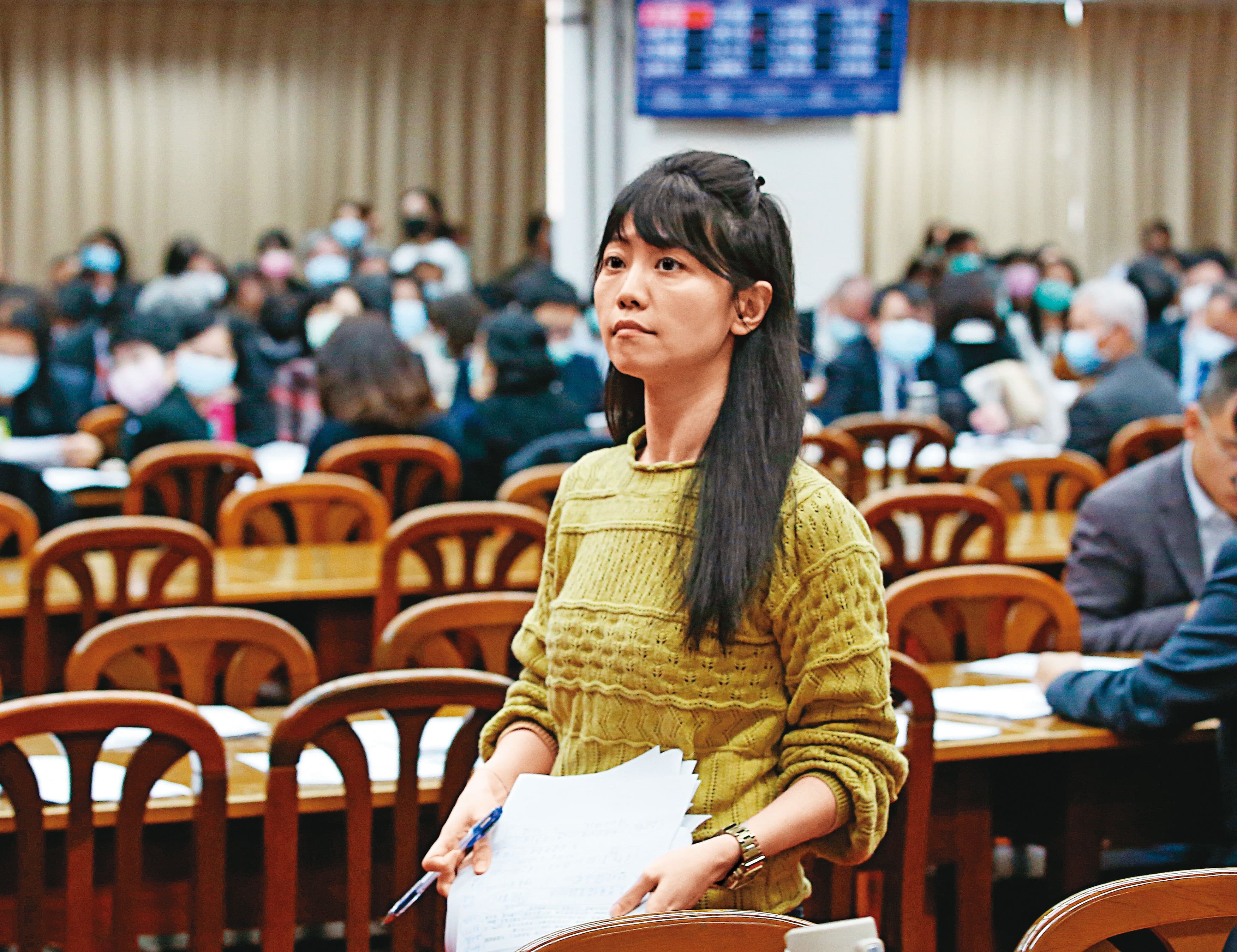 有「港湖女神」之稱的立委高嘉瑜,11月11日遭男友在飯店暴打,還被控制行動兩天,但至今不敢報案。