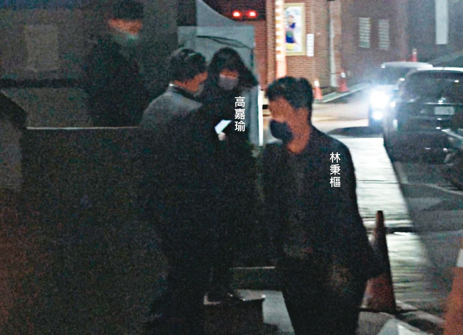 告別式結束後,林秉樞引領母親棺木完成火化,高嘉瑜也亦步亦趨跟隨。