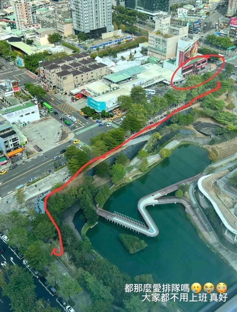 有網友曝光,台中一蘭拉麵開幕當日的排隊奇景。(翻攝自爆廢公社公開版)