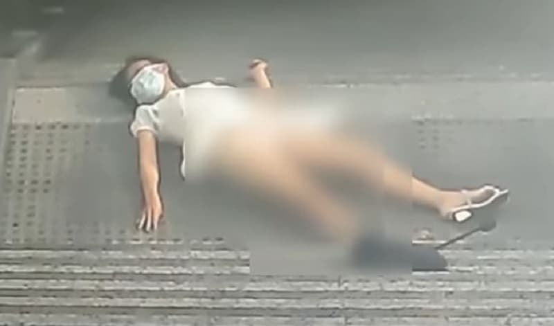女子摔落階梯無法動彈,看來傷勢嚴重。(翻攝YouTube)