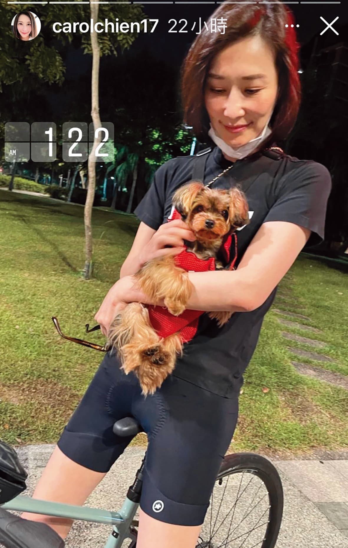 錢德月在IG上傳自己的車服,還抱著愛犬拍照。(翻攝自錢德月IG)