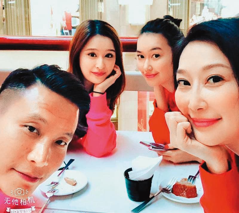錢德月(右)的第二任丈夫叫作Peter(左),她是因為Peter的女兒(左二)跟董若彤(右二)是好友,進而認識,但婚姻短暫,只有1年2個月。(翻攝自錢德月IG)
