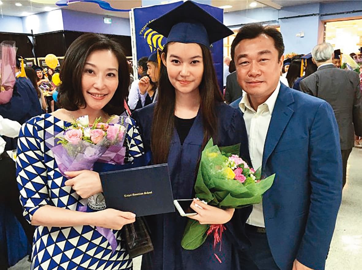 錢德月(左)與董紀廷(右)有過一段17年的婚姻,育有女兒董若彤(中),兩人曾經一同出現在小孩的畢業典禮。(翻攝自董若彤IG)