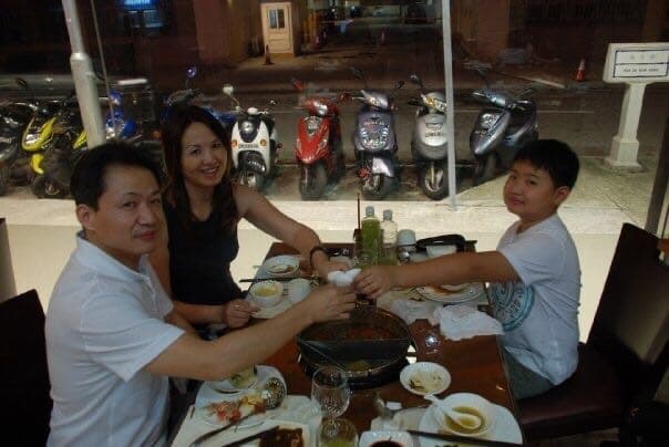 楊鐵銘(右)小學二年級舉家搬到澳門,初到澳門因為不會廣東話而被霸凌。(楊鐵銘提供)