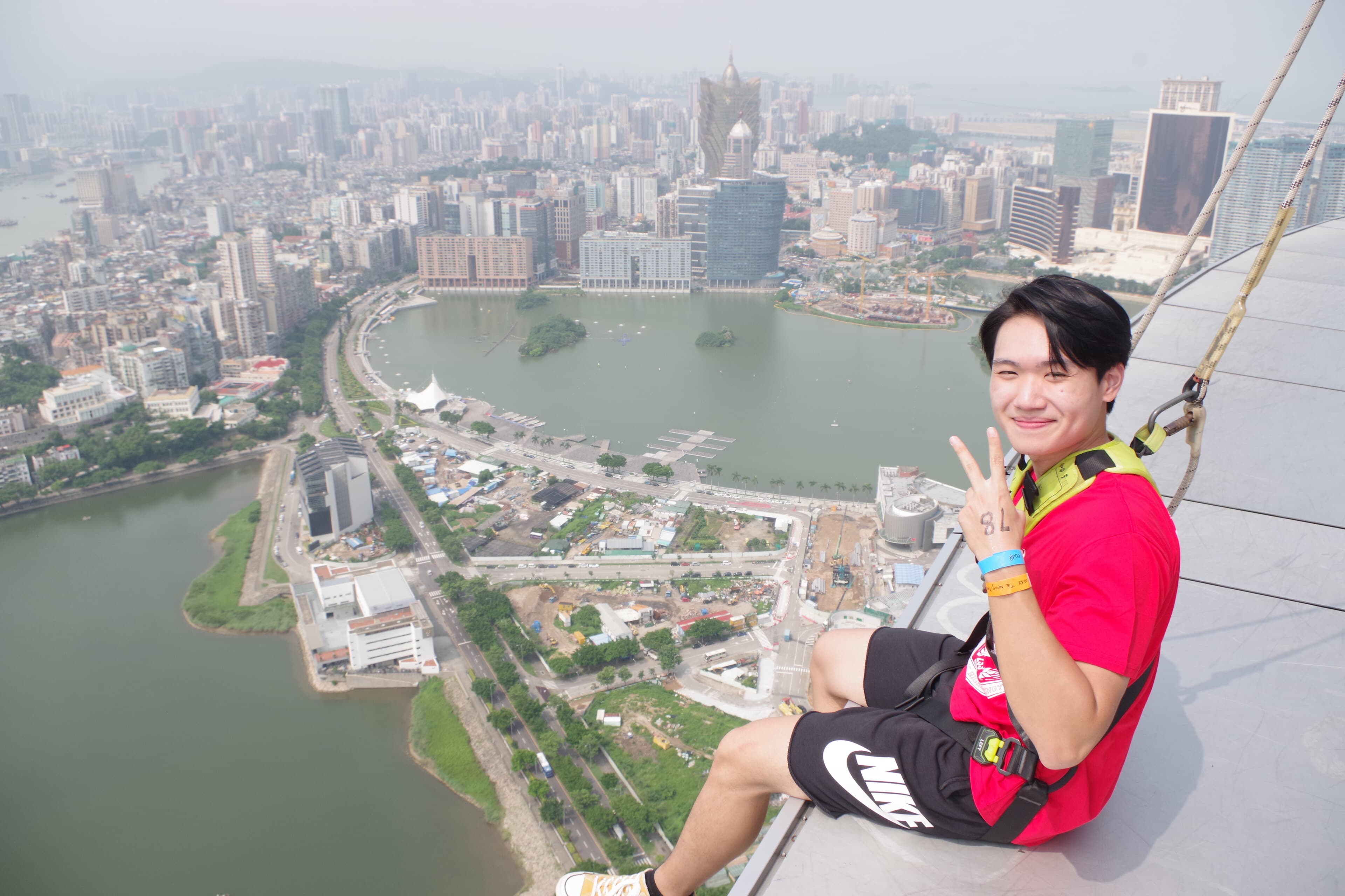 楊鐵銘21歲於澳門地標澳門塔。(楊鐵銘提供)
