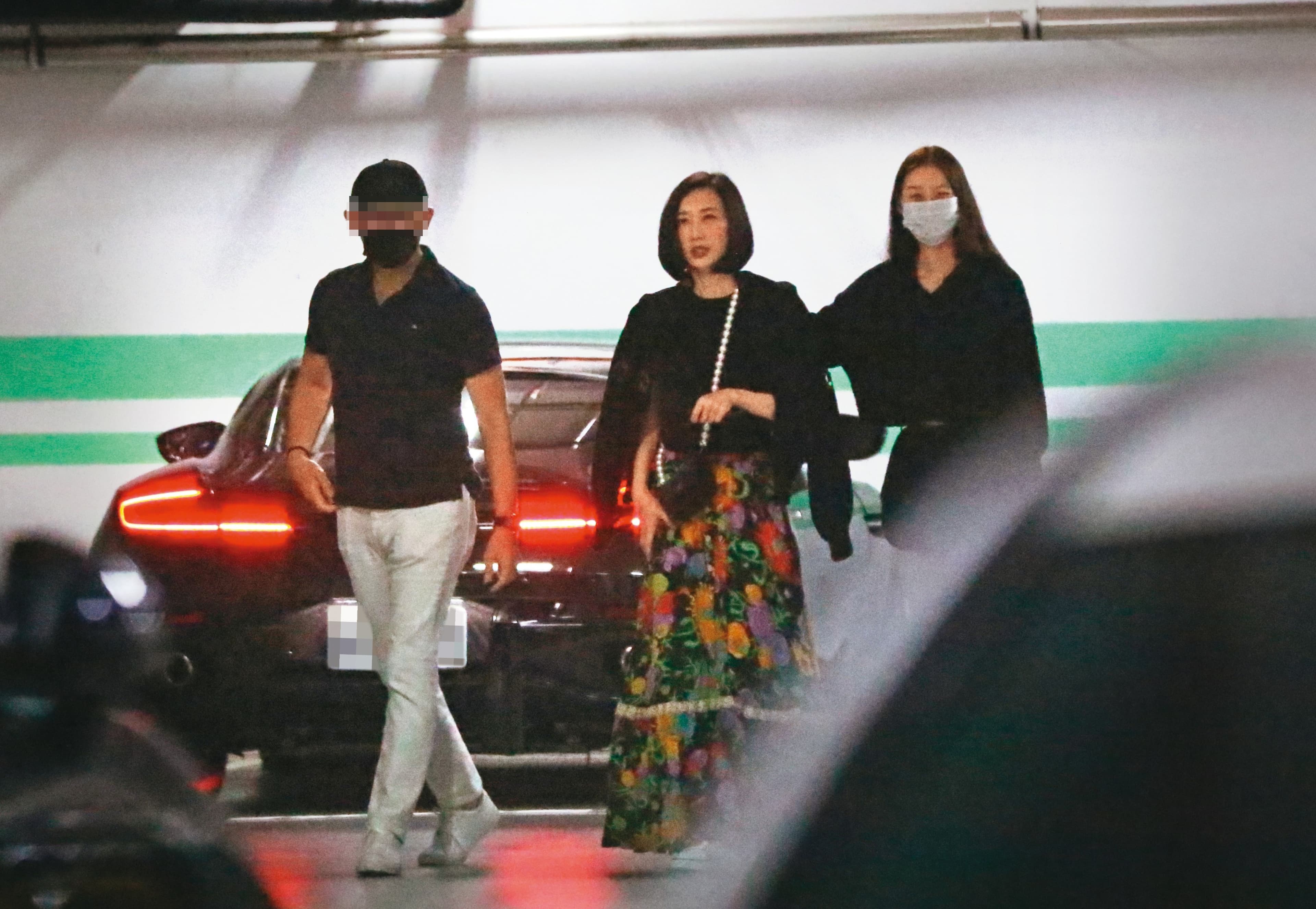 11月7日，19：16，崔姓男友（左起）擔任錢德月與女兒董若彤的司機，載母女們去慶生，看似相處融洽。