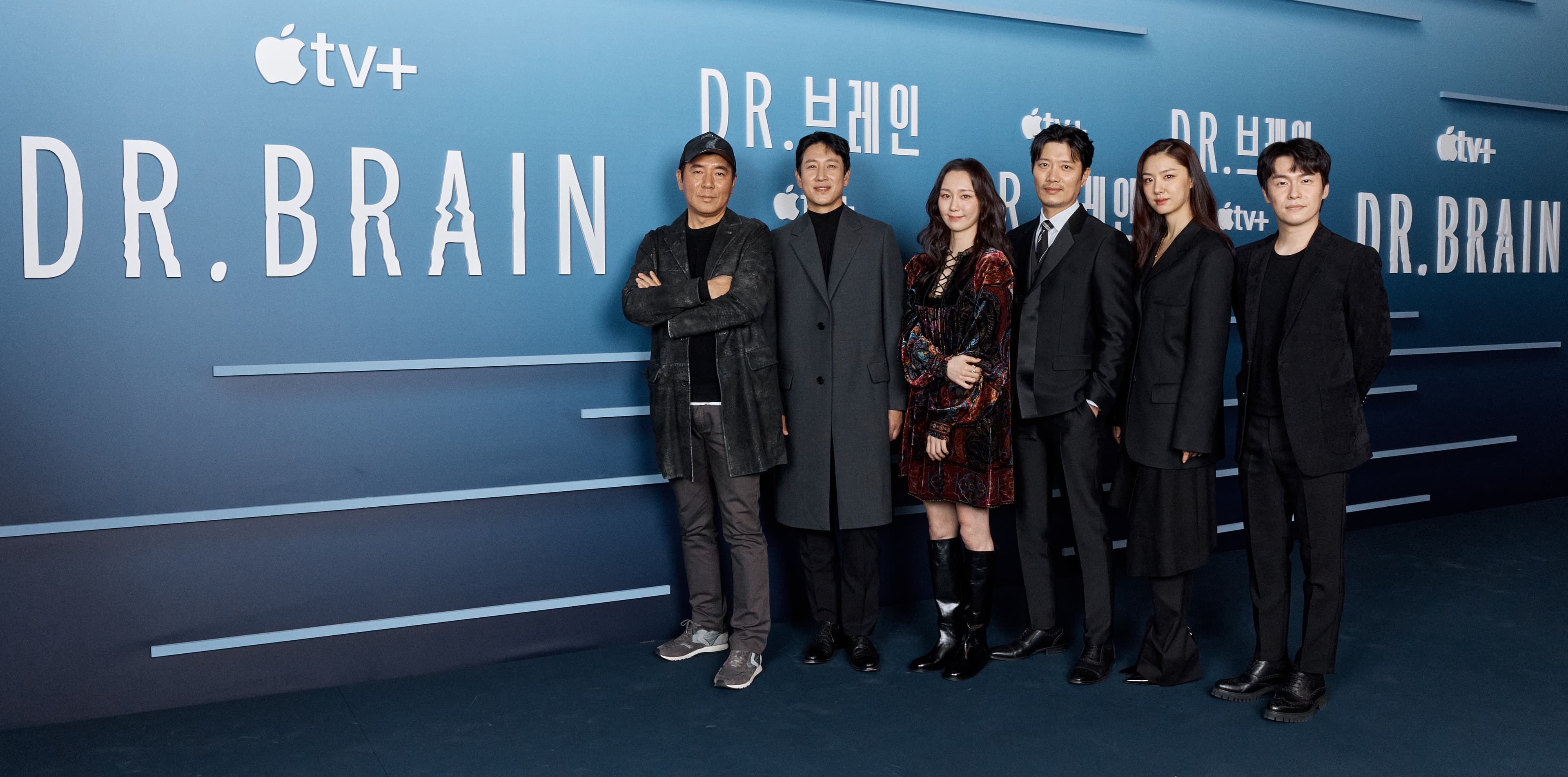 《Dr.Brain》集結《密探》導演金知雲(左起)和豪華卡司李善均、李裕英、朴喜洵、徐智慧、李在源。(Apple TV+提供)