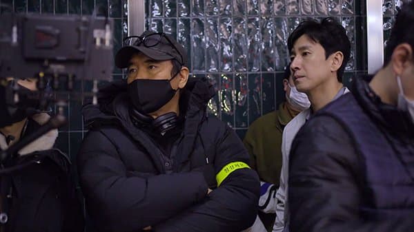 金知雲(左)首部連續劇作品獻給《Dr.Brain》,他透露環境的改變是促使他嘗試的最大原因。右為李善均。(翻攝自Newsen)