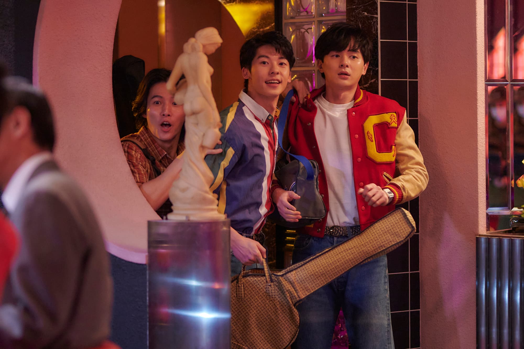 《華燈初上》找了許多大牌合作,甚至連張軒睿(右)和許光漢(中)都有演出。(Netflix提供)
