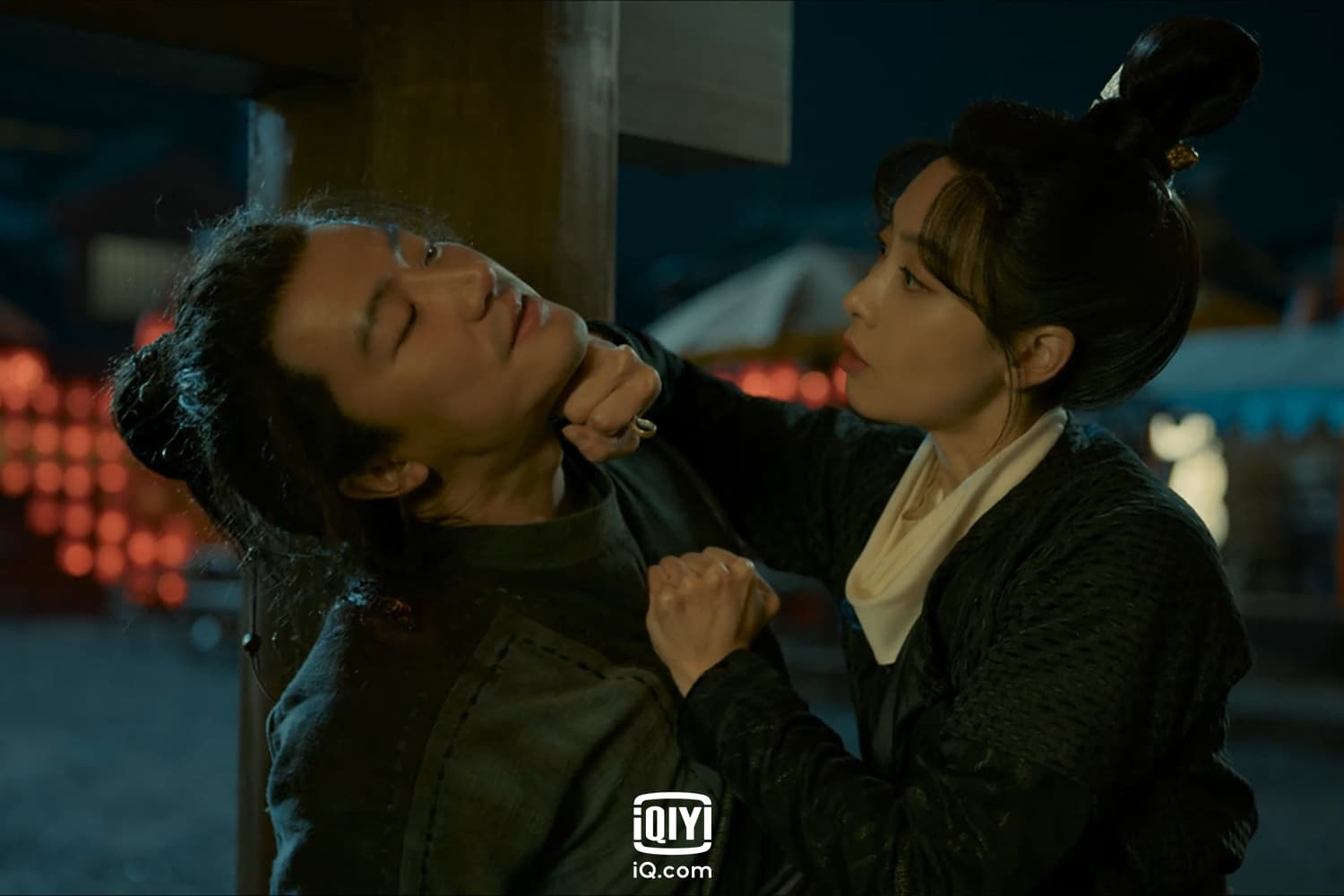 宋茜(右)懷疑黃軒(左)是殺人凶手,一路追捕他。(愛奇藝國際站提供)
