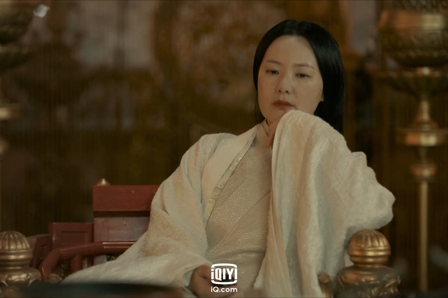 以電影《地久天長》奪得「第69屆柏林影展」影后大獎的詠梅出演不怒而威的聖人。(愛奇藝國際站提供)
