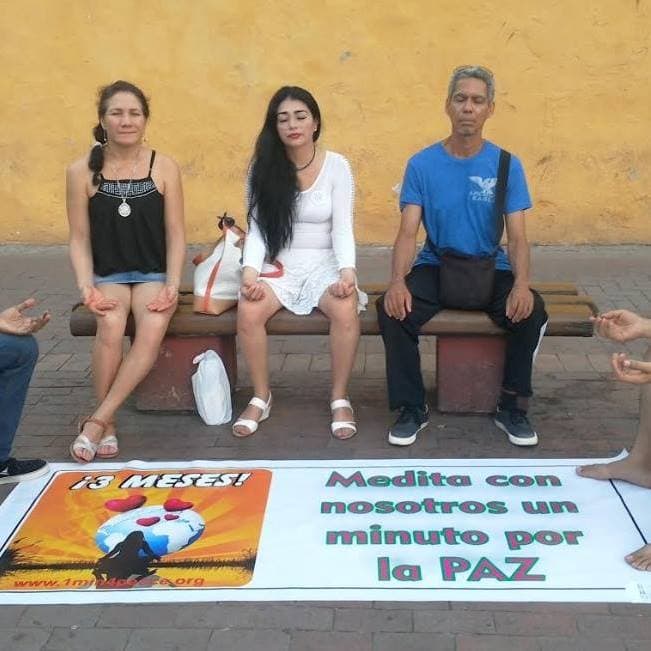 露比(左)與信徒友人在街頭傳教。(翻攝Ruby Macea Pacheco Facebook)