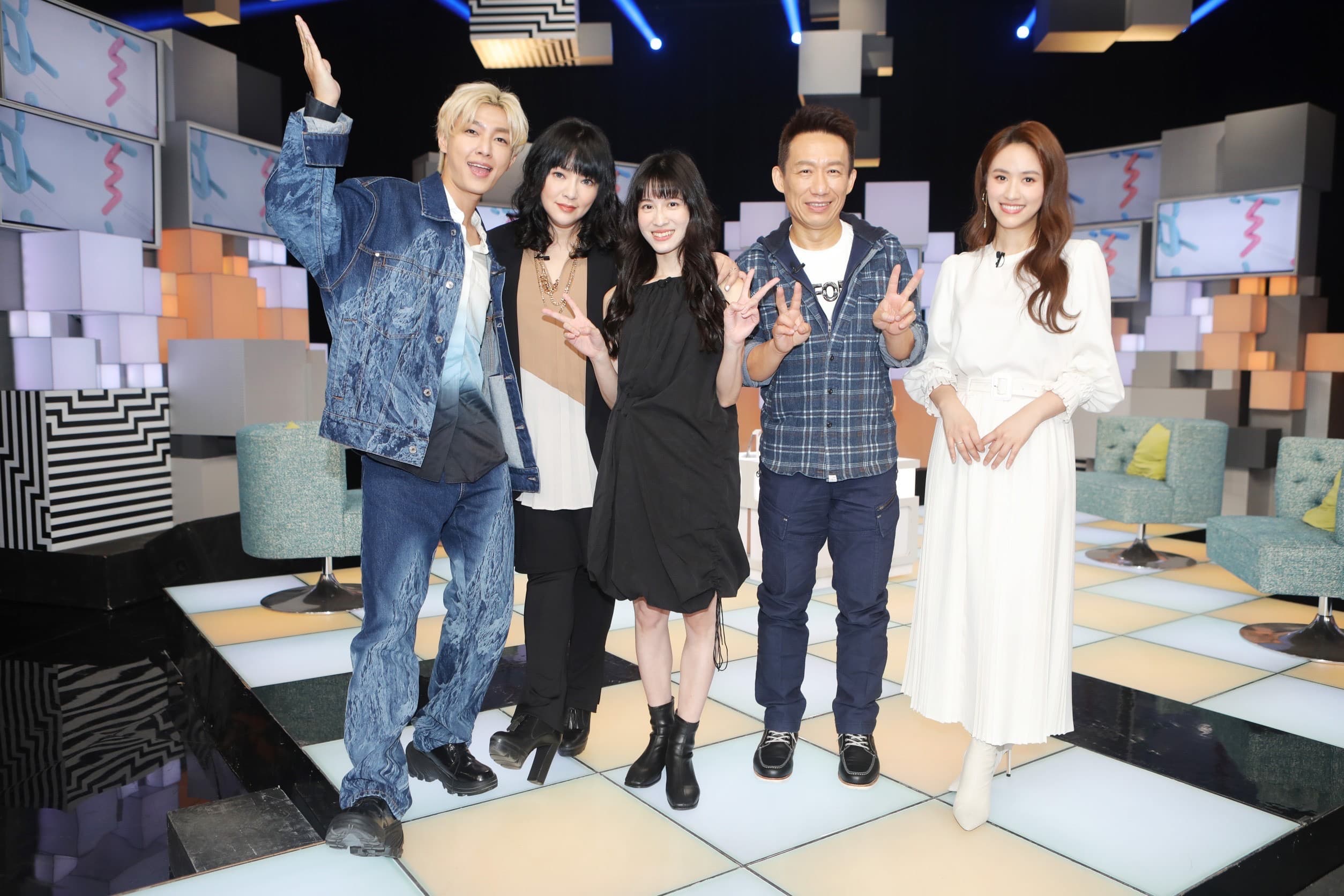 戲劇《茶金》主演連俞涵、郭子乾(中、右2)同上炎亞綸、唐綺陽、吳姍儒(左1、2,右1)主持公視《36題愛上你》 訪談趣味橫生。 (公視提供)