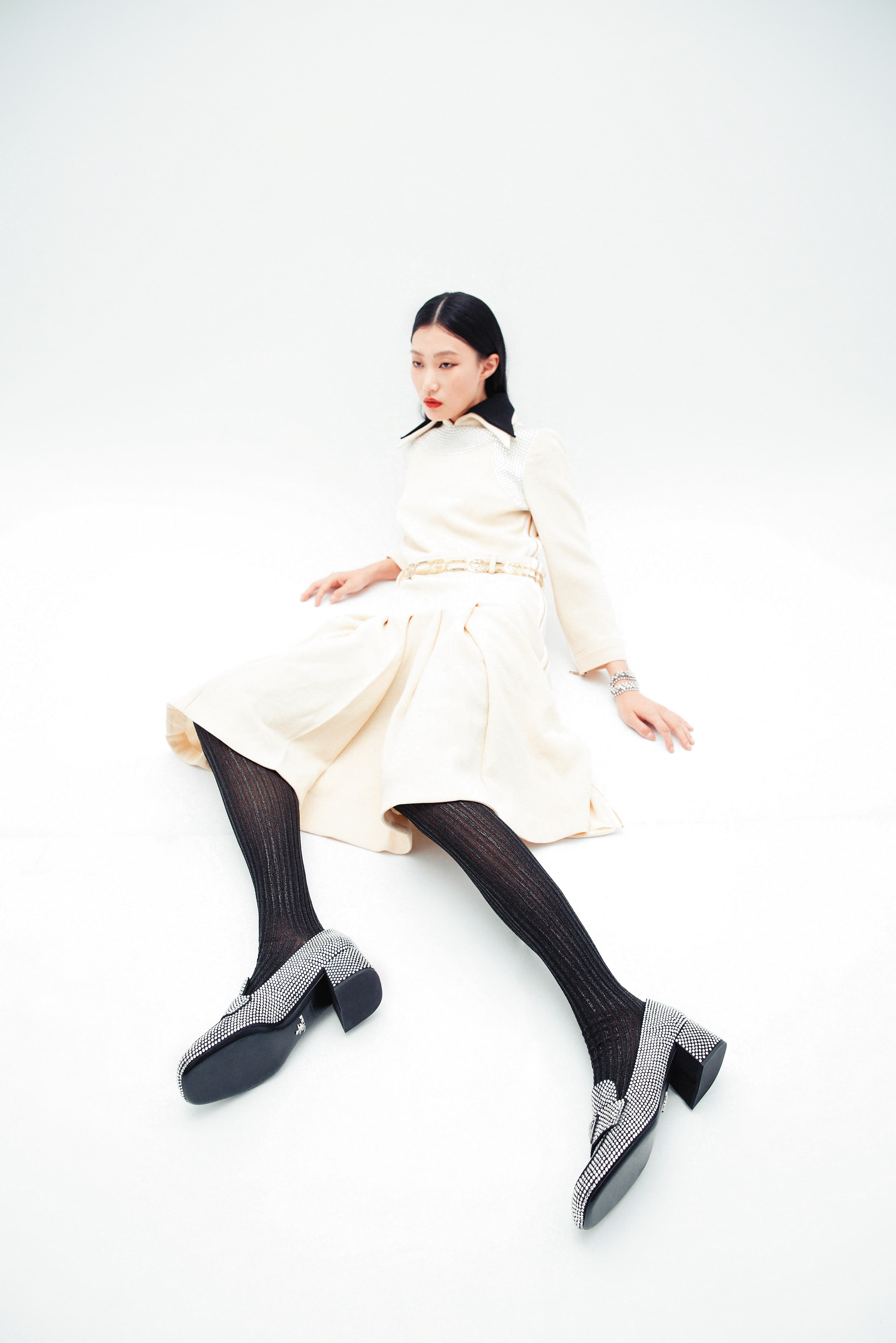 水晶綴飾莫卡辛跟鞋NT$53,000 by PRADA/奶白色水晶刺繡襯衫裙NT$172,300 by GUCCI/金銀絲襪褲NT$27,000 by PRADA/項鍊作為手鍊 價格店洽 by SAINT LAURENT