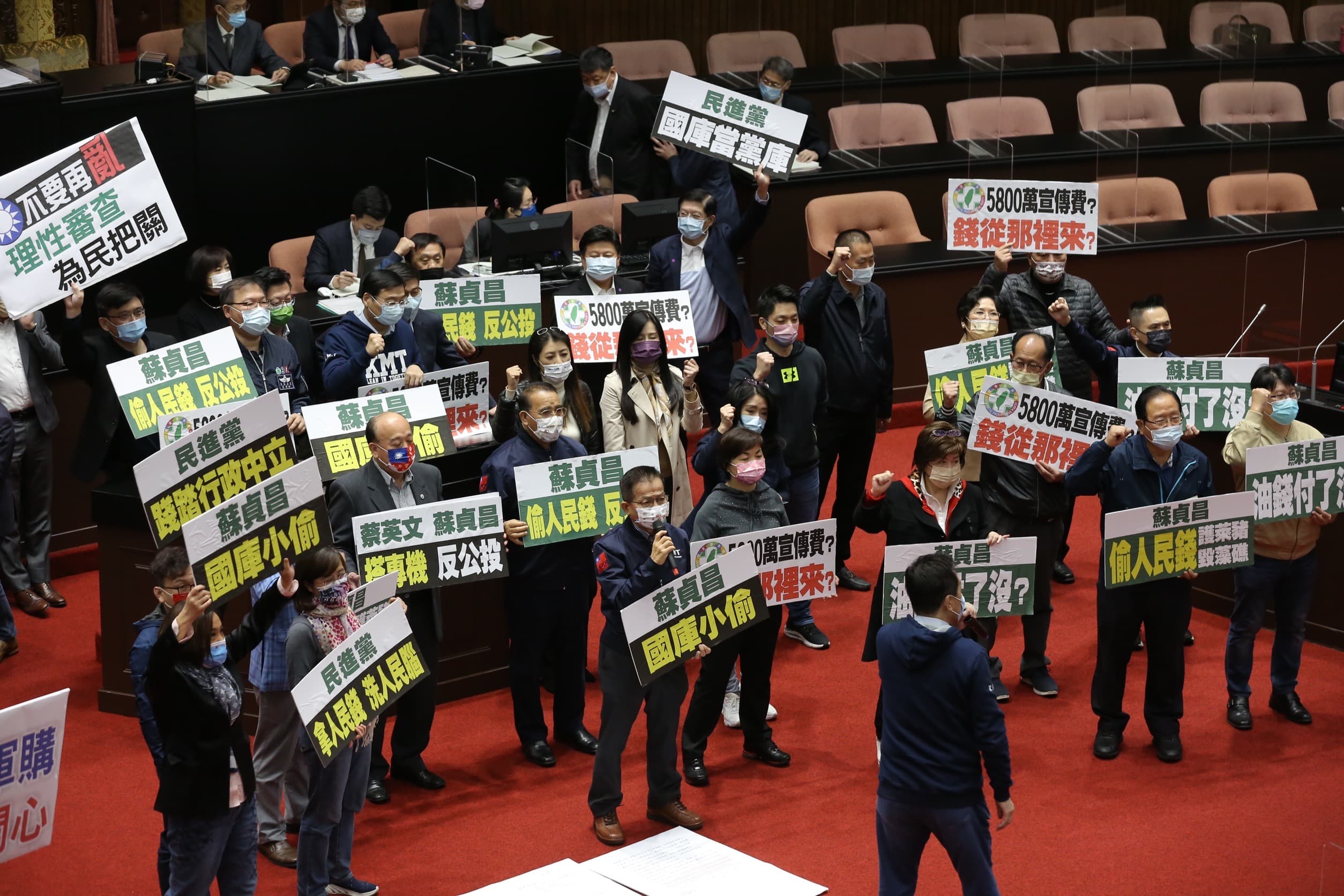 國民黨團今開議前在議場中央抗議民進黨用專機宣傳公投。
