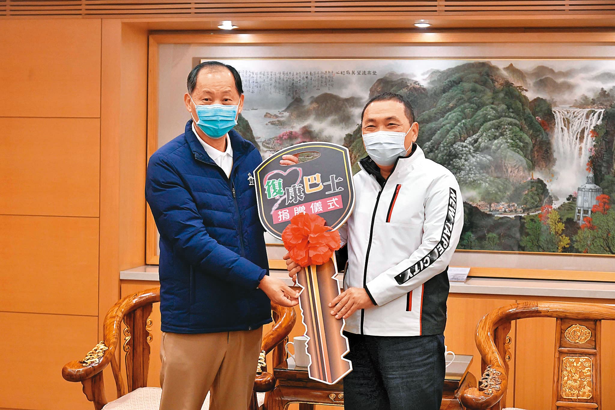 新北市警察之友會理事長郭進源(左)今年1月間捐贈復康巴士,由新北市長侯友宜(右)代表受贈。(新北市政府提供)