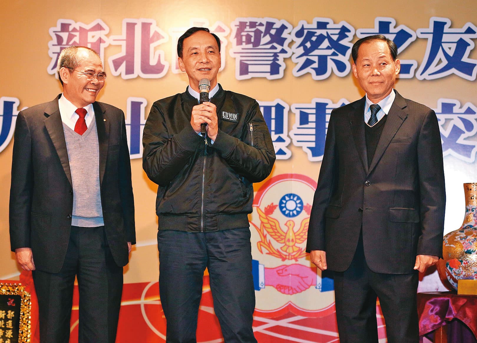 郭進源地方實力雄厚,2018年初擔任新北市警友會理事長,時任新北市長朱立倫專程出席交接典禮祝福。(翻攝新北市政府官網)