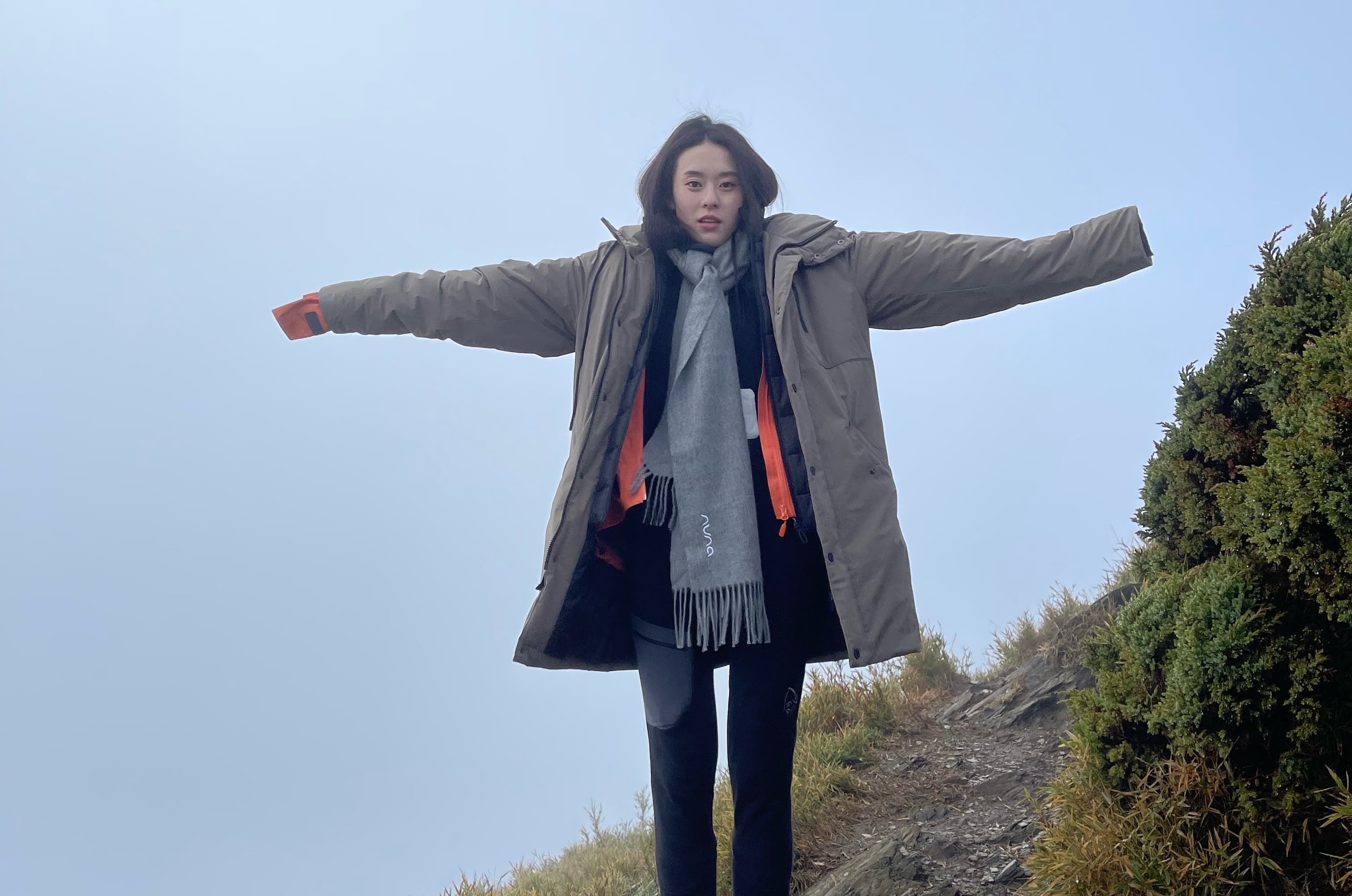 邱偲琹為拍新戲登上合歡山，首度體驗山上零度低溫。（周子娛樂提供）