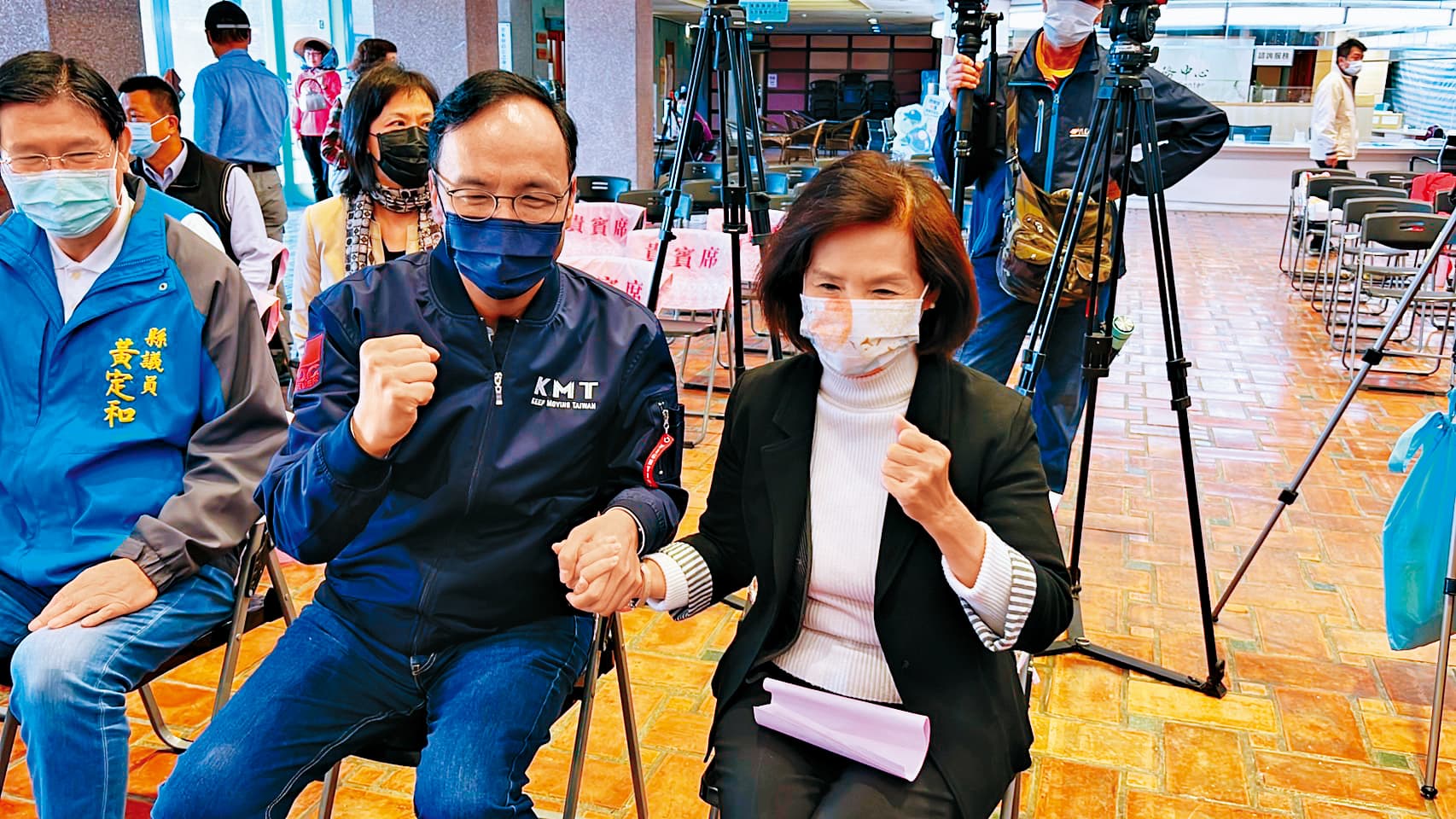 國民黨主席朱立倫(左)6日與宜蘭縣長林姿妙(右)合體出席公益活動,緩和黨內反核四公投的聲浪,也破除2人不合傳聞。(朱立倫辦公室提供)