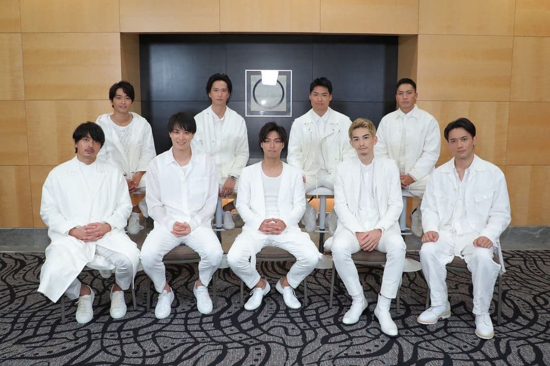 鈴木伸之(前排左二)是「劇團EXILE」的成員之一,和同團的町田啓太(前排右二)私交甚篤。(翻攝自鈴木伸之Instagram)