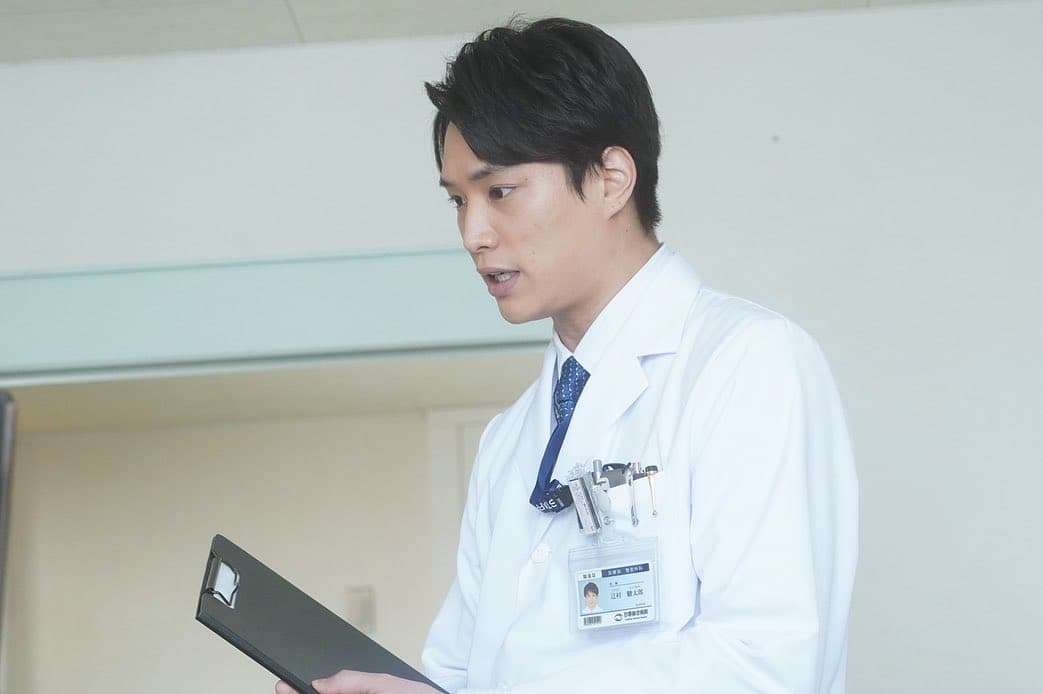 鈴木伸之本季同時接演多部作品,在《X光室的奇蹟》中飾演醫師。(翻攝自鈴木伸之Instagram)