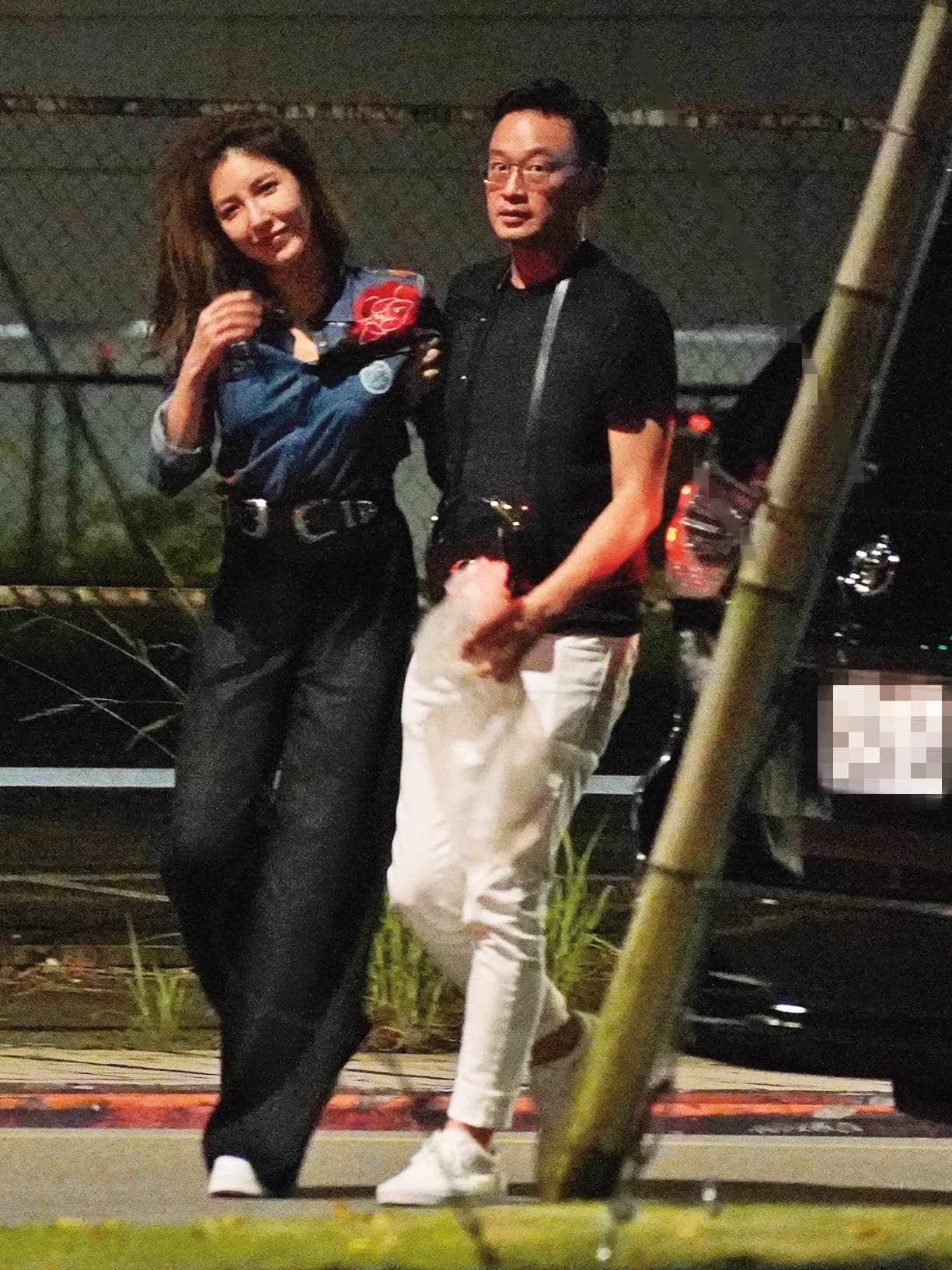 2年前楊謹華夫妻也上演過類似劇情,不過是楊謹華醉倒,老公Ben溫柔護妻回家。