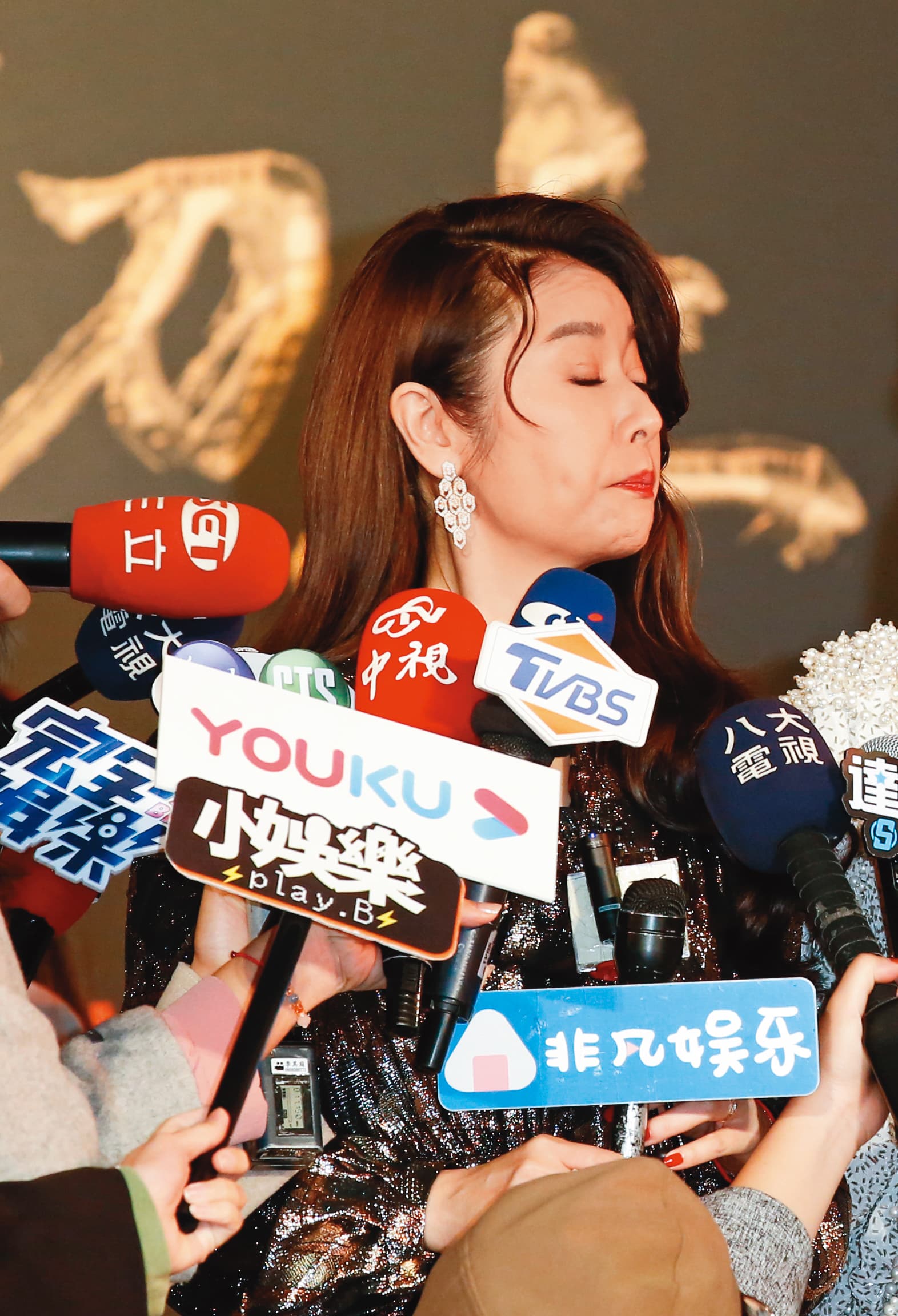 林心如在新戲飾演酒店媽媽桑,被問到同意老公上酒店嗎?心如姐的表情解釋了一切。