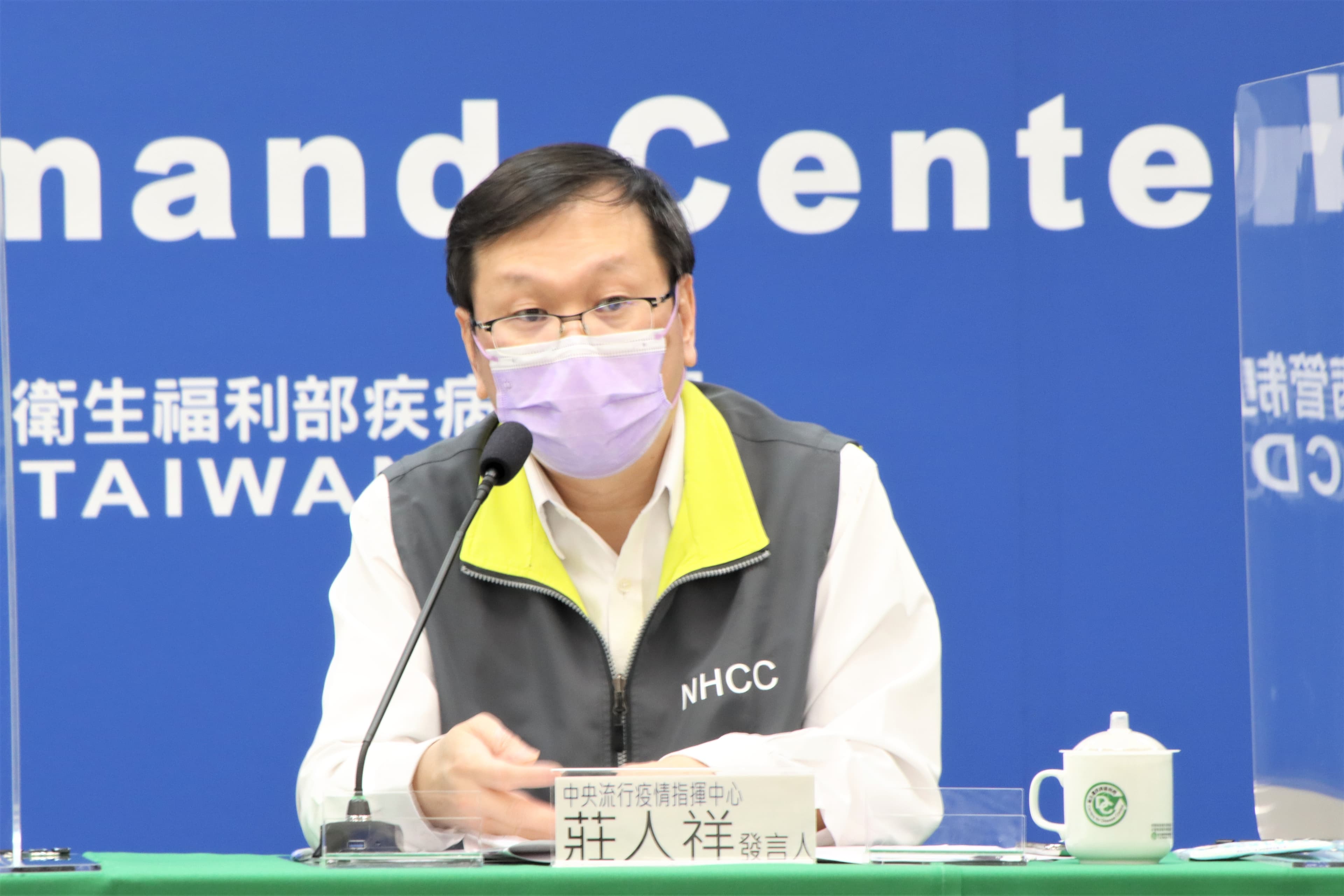 莊人祥說明,三週以來75歲以上族群疫苗覆蓋率變化。(指揮中心提供)
