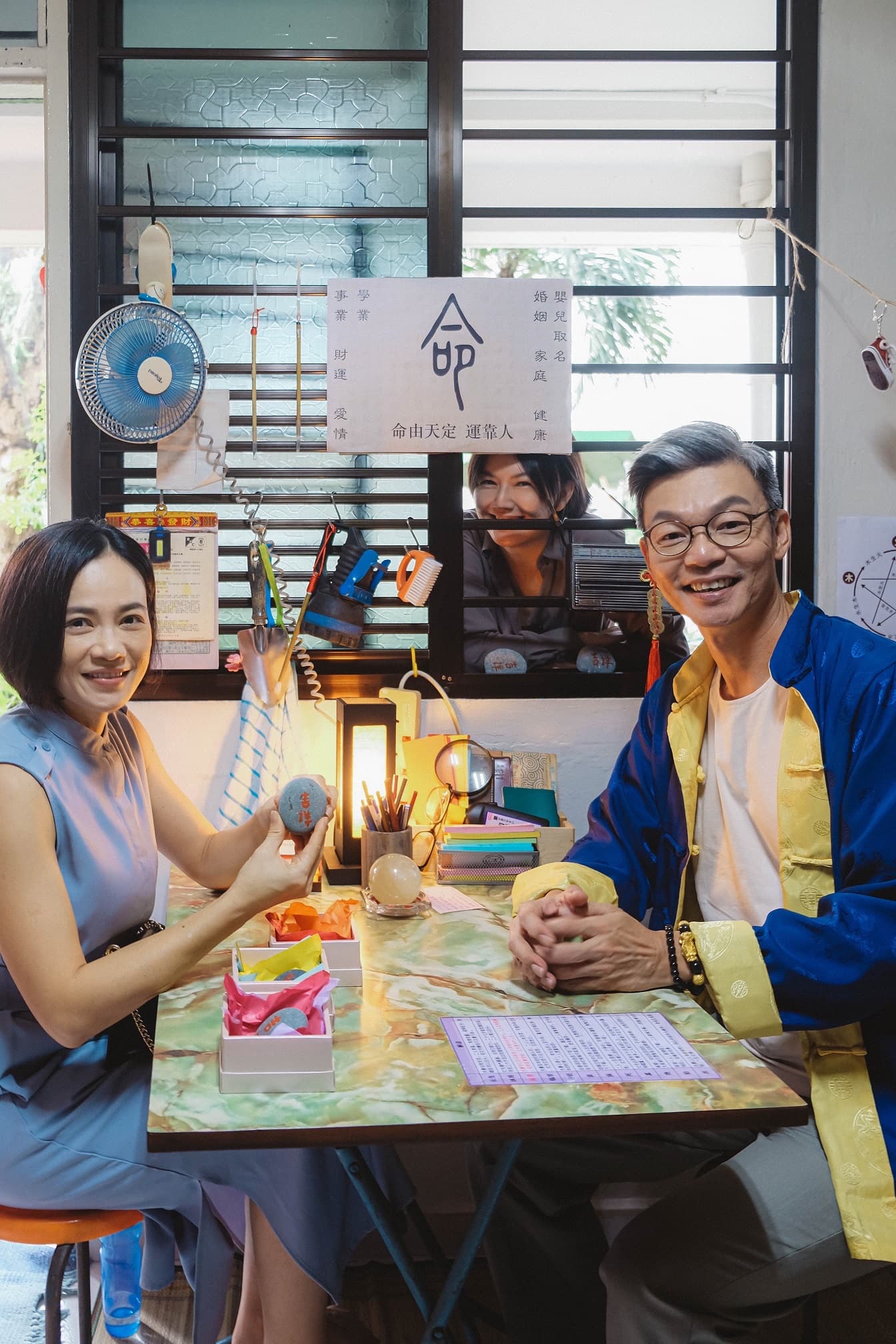 李國煌是第一次演MV，他還笑問孫燕姿為何要這麼辛苦，左為楊雁雁。（環球唱片提供）