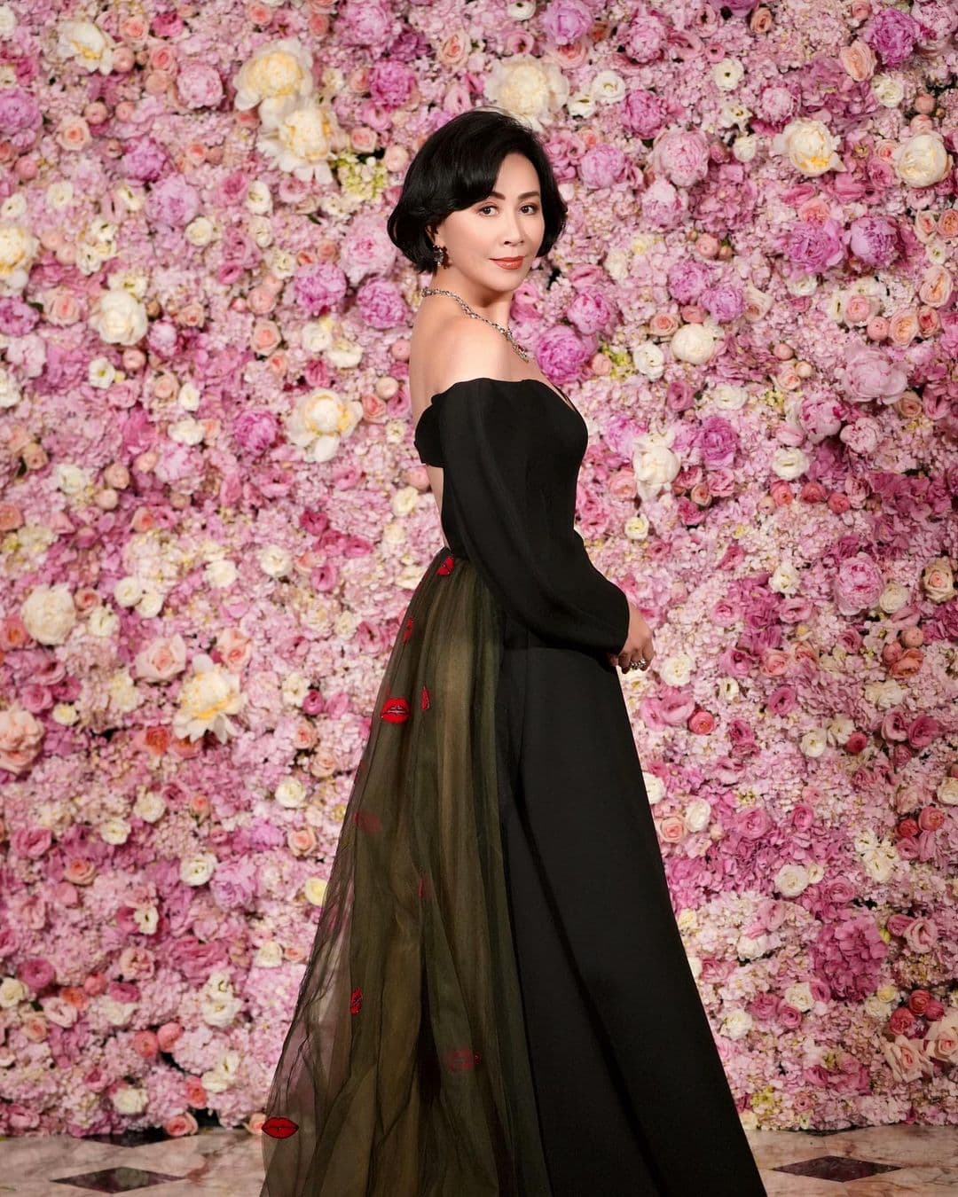 劉嘉玲生日派對有一面用上萬朵玫瑰花打造的背景牆。(翻攝tonyleung_official IG)