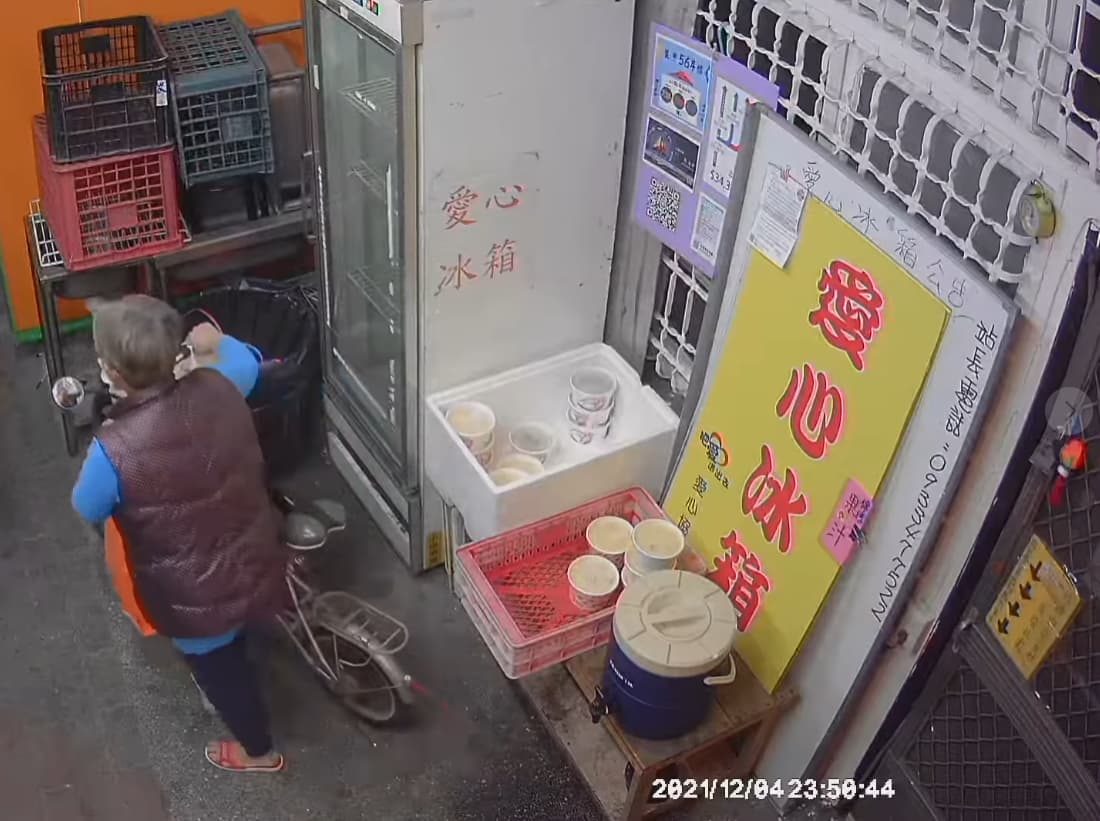 愛心物資站官方公布影片後，引起大批網友的熱議。（翻攝楠梓新路292號-愛心冰箱站臉書）