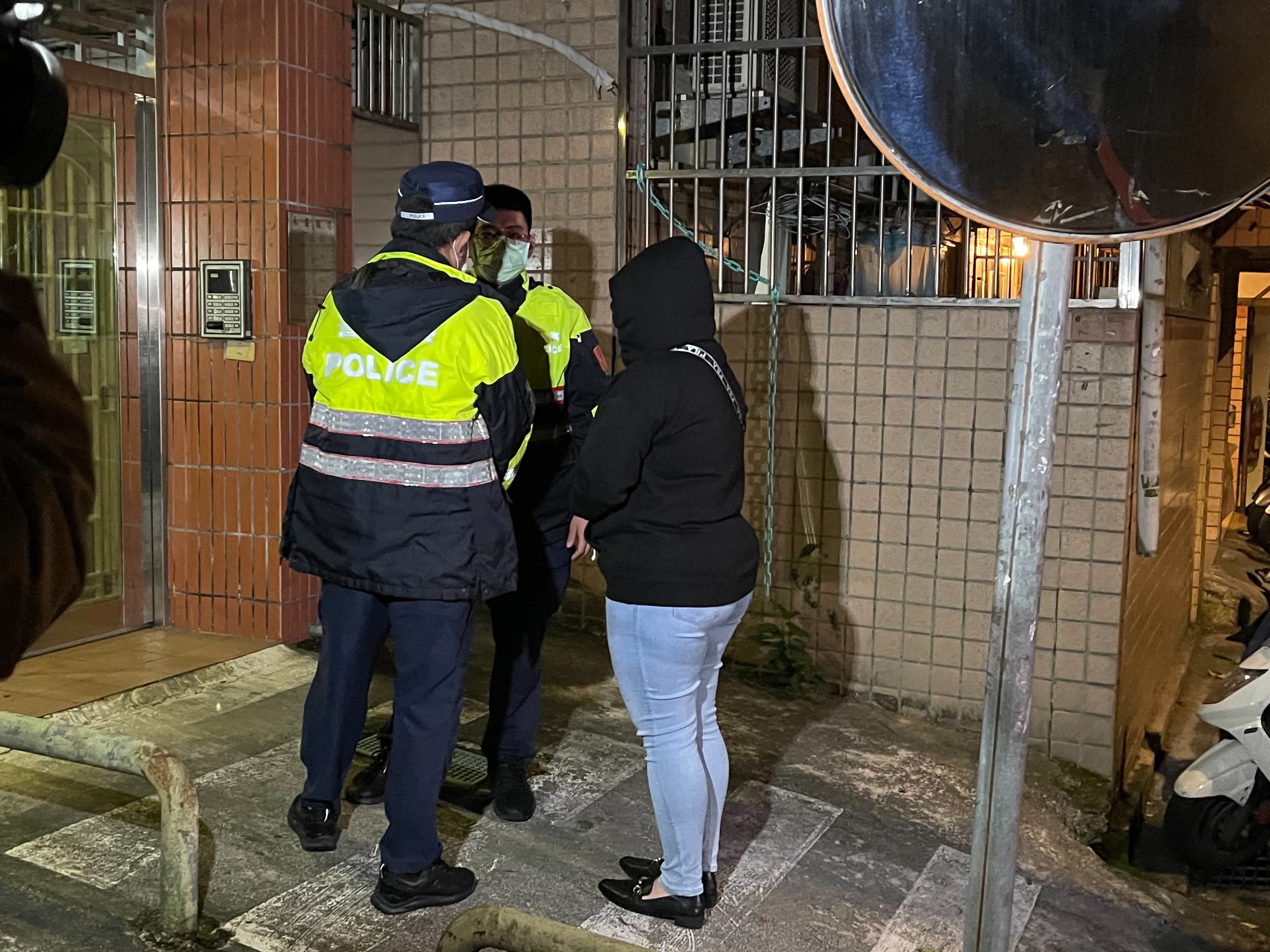 警方與符嫌家人對話,企圖了解他弒父動機和經過。(翻攝畫面)