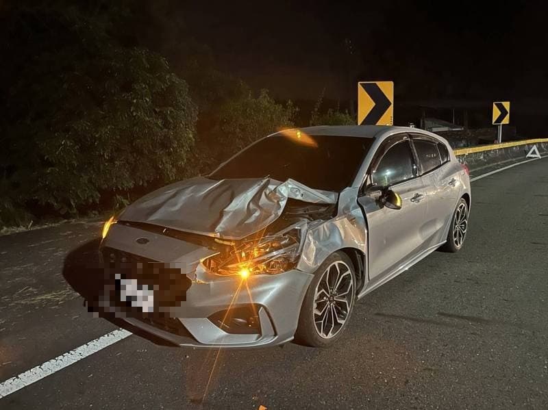 郭姓駕駛煞車不及撞上突然竄出的水鹿,車頭近乎全毀。(馬頭山自然人文協會提供)