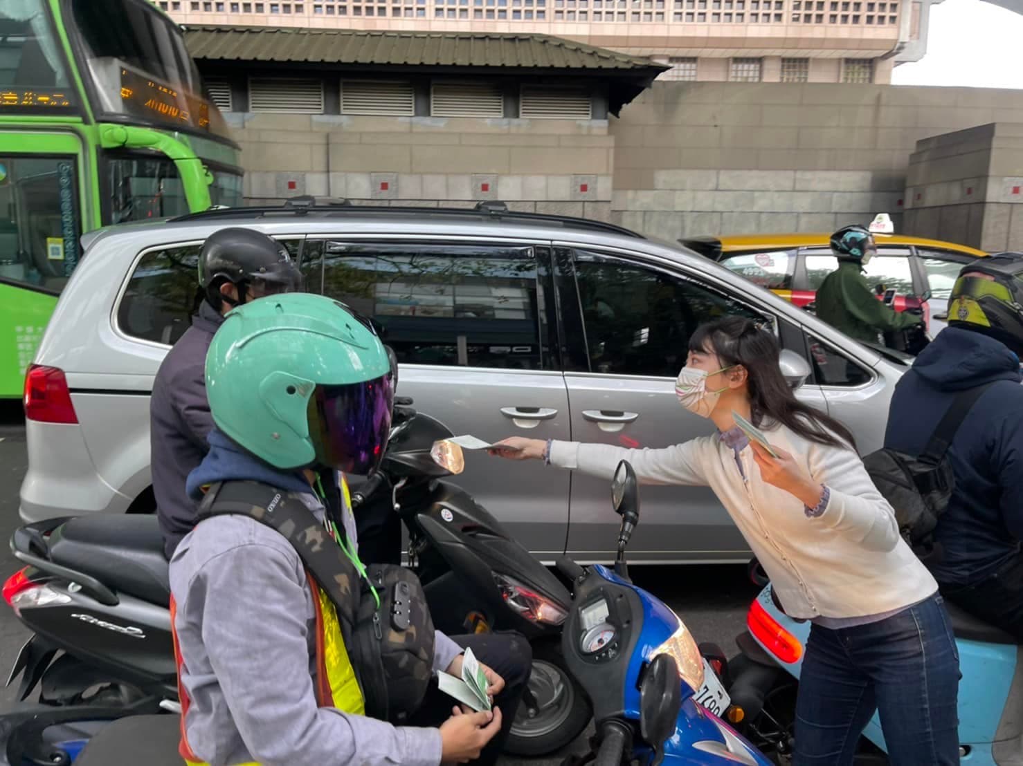 高嘉瑜沿路向民眾宣傳公投。（翻攝高嘉瑜臉書）