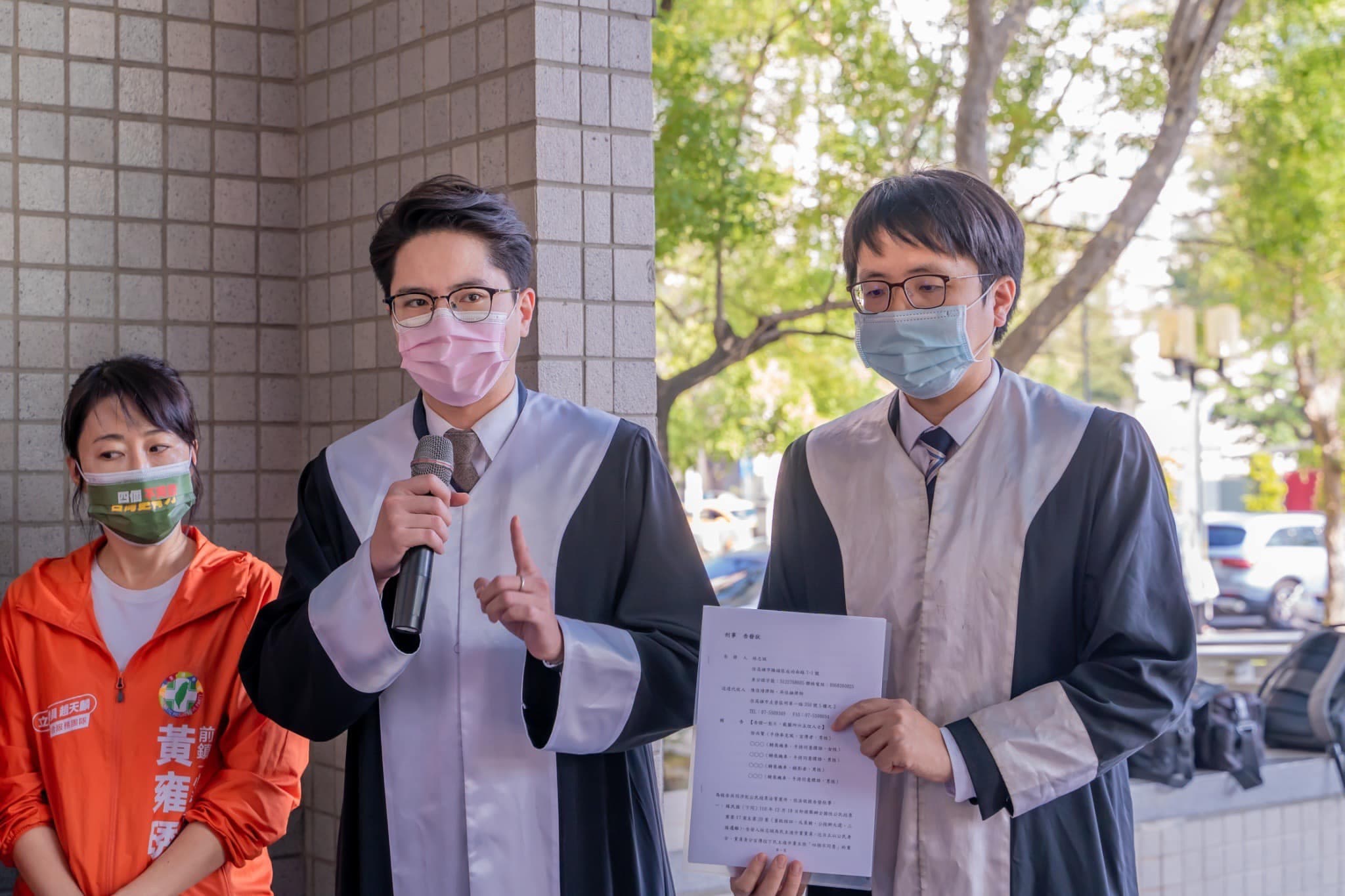 祺勝聯合法律事務所的兩位律師也到場。(翻攝林智鴻臉書)