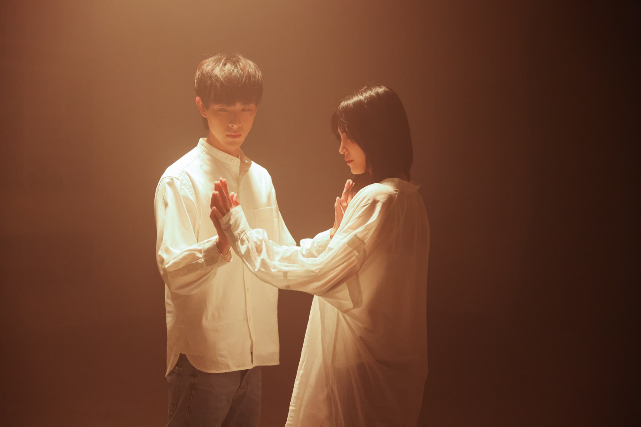 連晨翔(左)、吳子霏拍攝《一杯熱奶茶的等待》後,再次合體拍MV。(相信音樂提供)